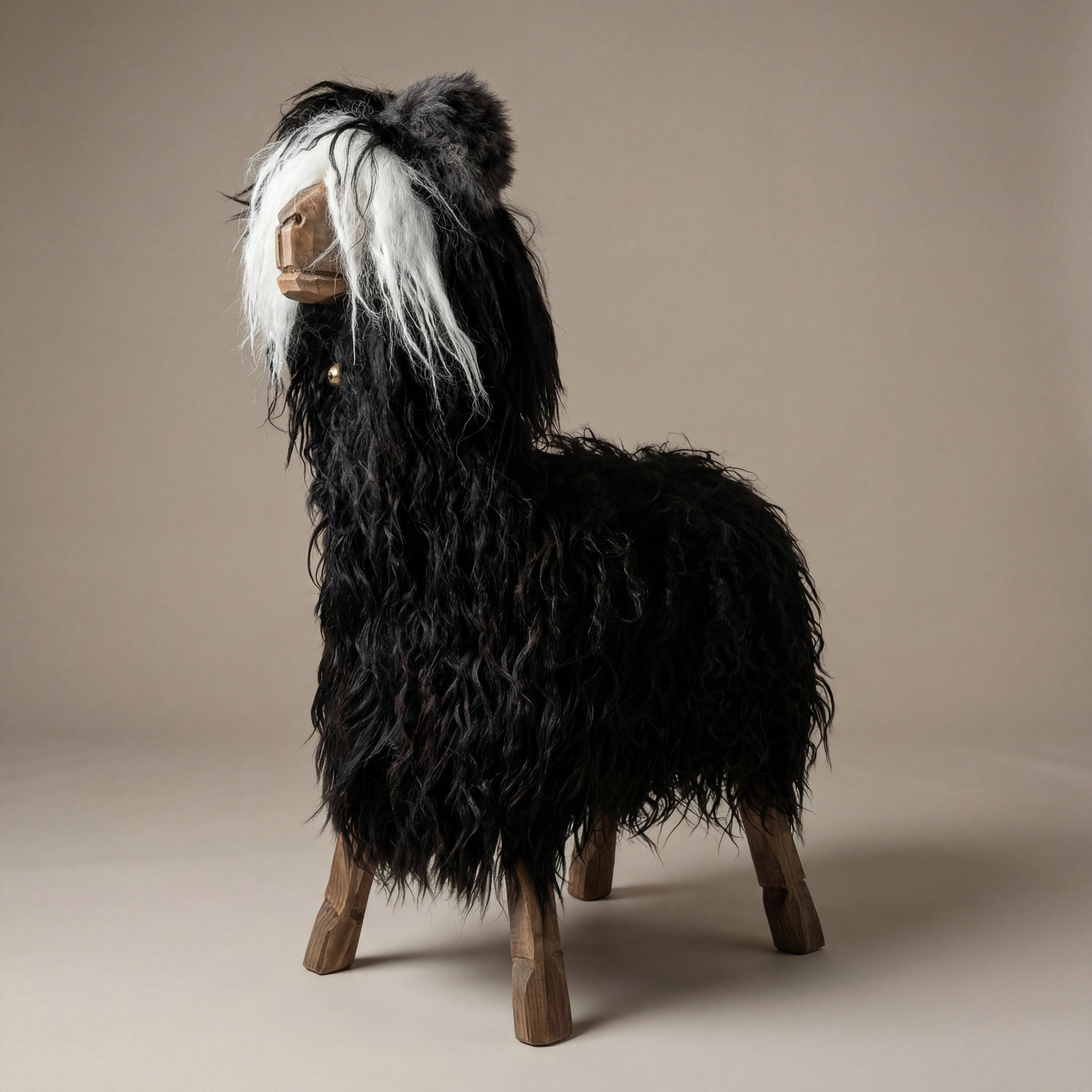 Schafhocker Alpaka Ötzi »Balu« Designer Hocker Tierhocker schwarz Tiermöbel