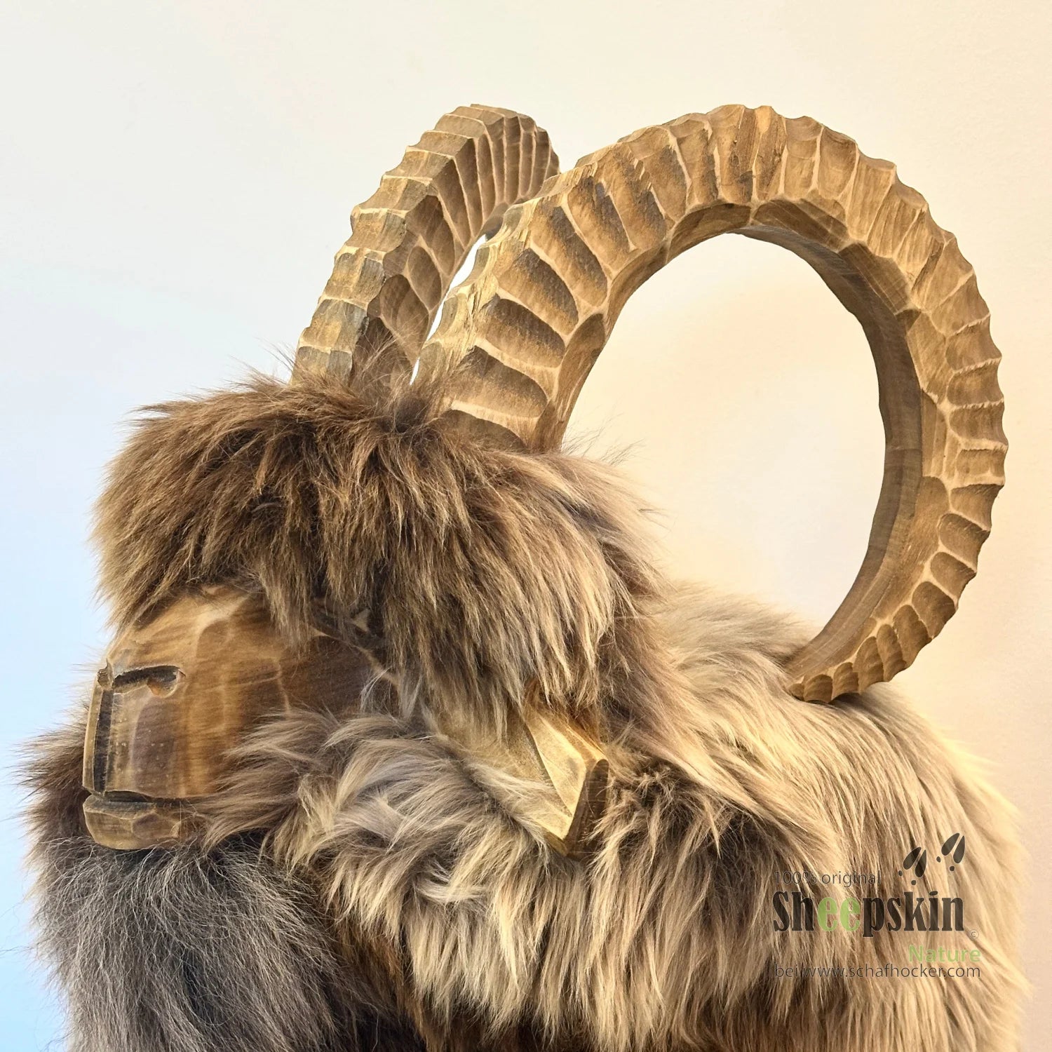 Alpen-Manufaktur handgefertigte Schaffell-Tierhocker Rocky Steinbock beige – Schafhocker Steinbock von Sheepskin Nature© Ansi