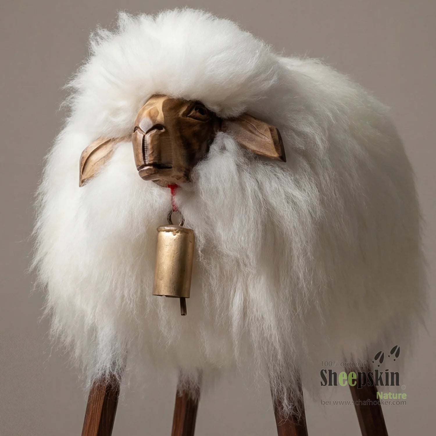 Alpen-Manufaktur Schaffellhocker Babsi – handgefertigte Schaffell-Tierhocker – Barhocker Madl von Sheepskin Nature© Ansicht 2