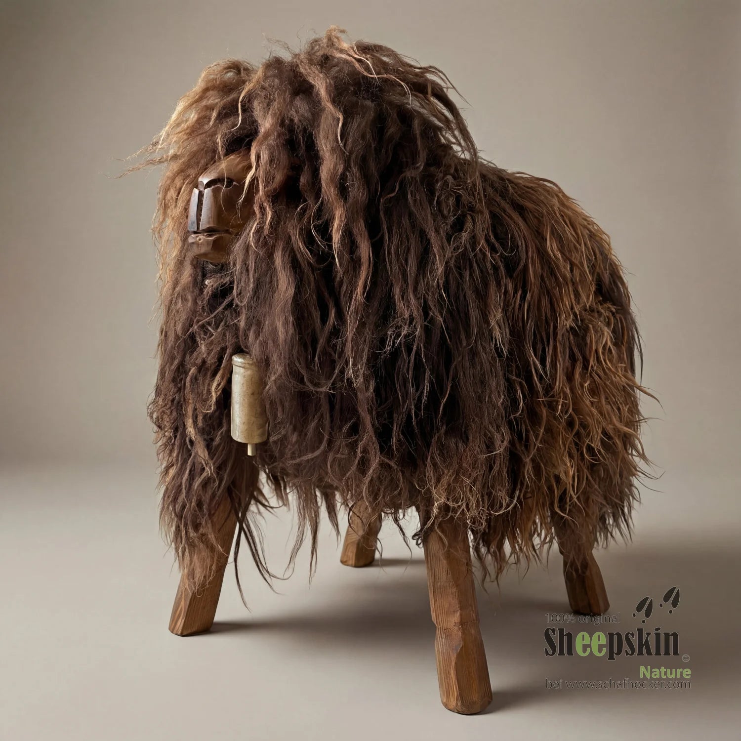 Alpen-Manufaktur Schaffellhocker Bonnie – Handgefertigte Schaffell-Tierhocker – Schafhocker Madl von Sheepskin Nature© jetzt