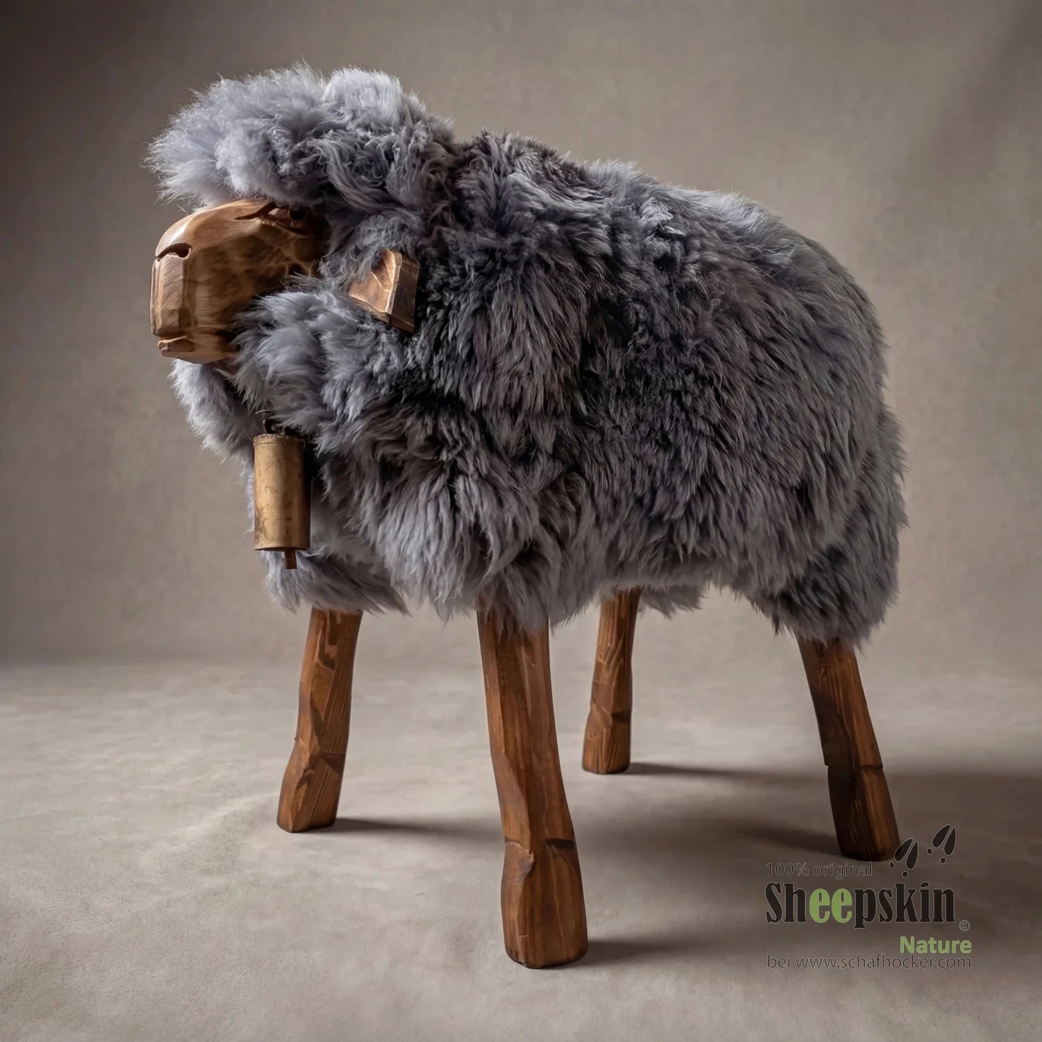 Alpen-Manufaktur Schaffellhocker Claudi – handgefertigte Schaffell-Tierhocker silbergrau – Schafhocker Madl von Sheepskin Nat