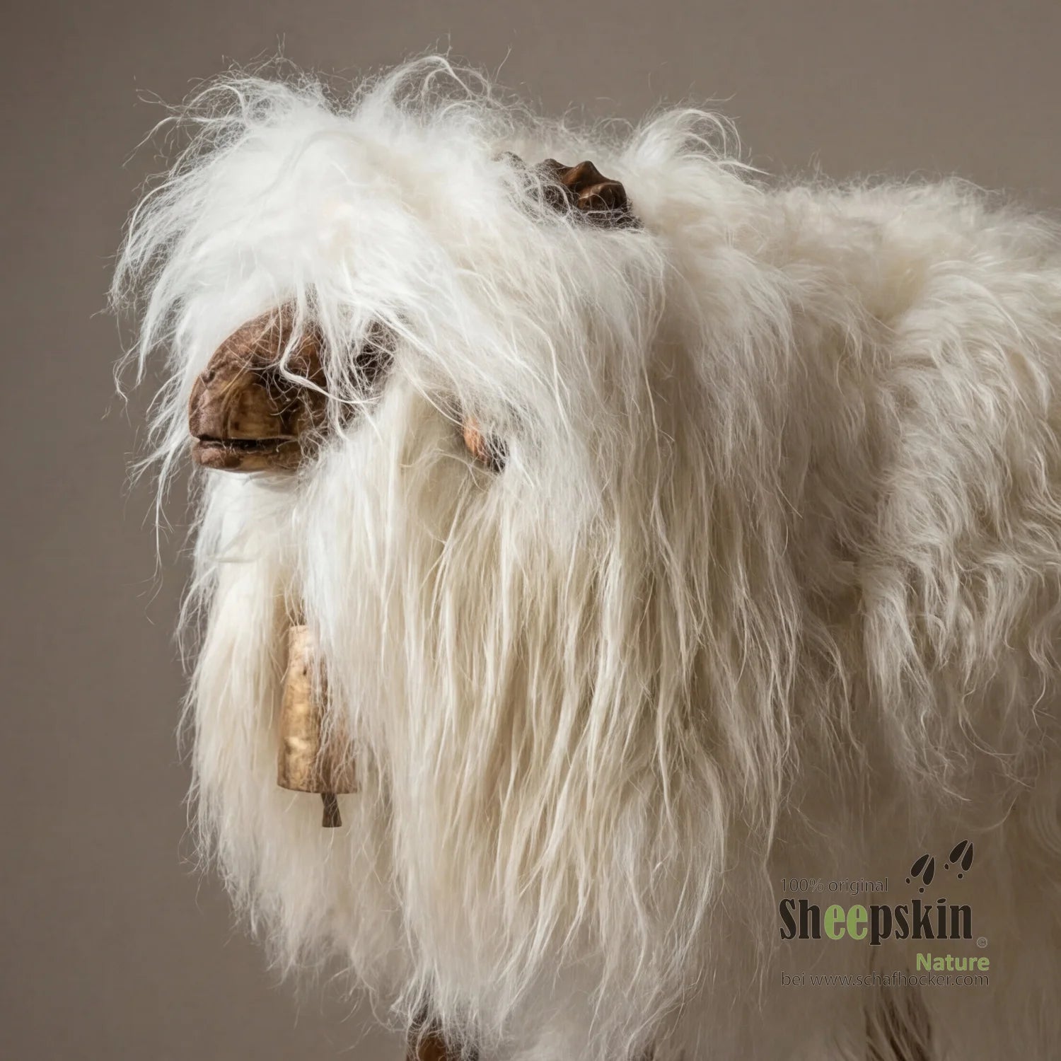 Alpen-Manufaktur Schaffellhocker Ferdl – handgefertigte Schaffell-Tierhocker – Barhocker Bua von Sheepskin Nature© Ansicht 2