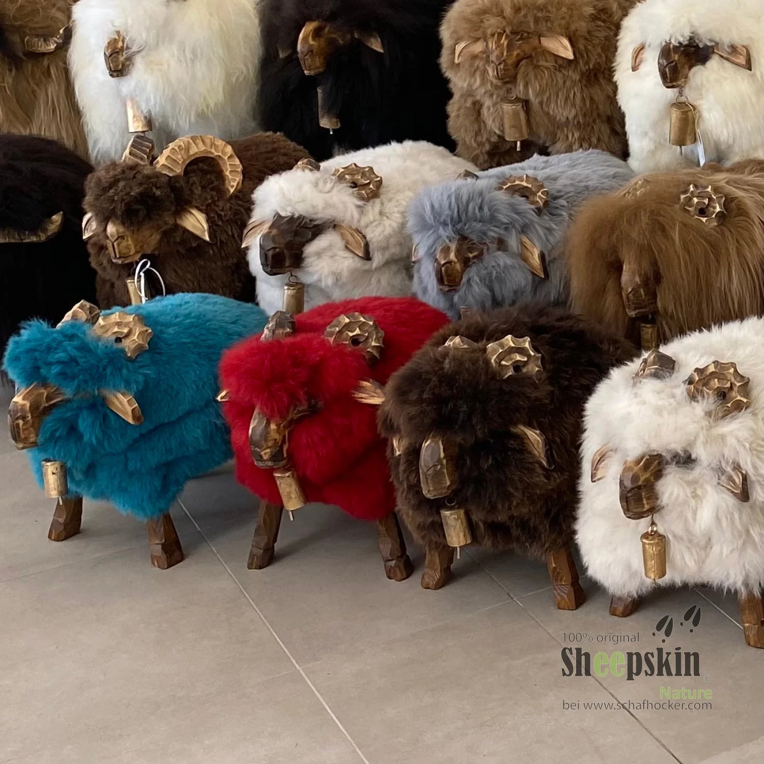 Alpen-Manufaktur Schaffellhocker Leo | Handgefertigte Schaffell-Tierhocker – Kinderhocker Bua von Sheepskin Nature© Ansicht 4