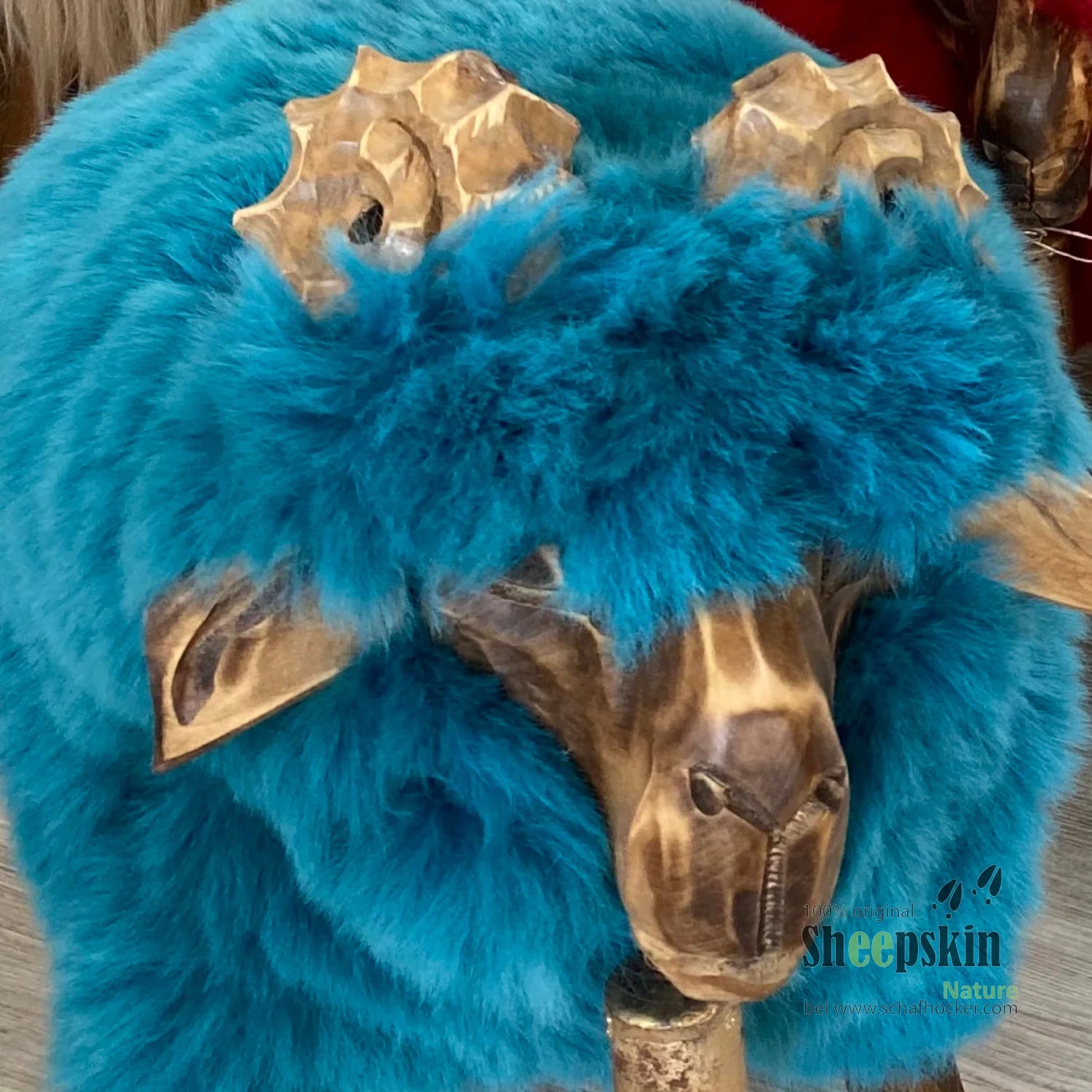 Alpen-Manufaktur Schaffellhocker Leo | Handgefertigte Schaffell-Tierhocker – Kinderhocker Bua von Sheepskin Nature© Ansicht 3