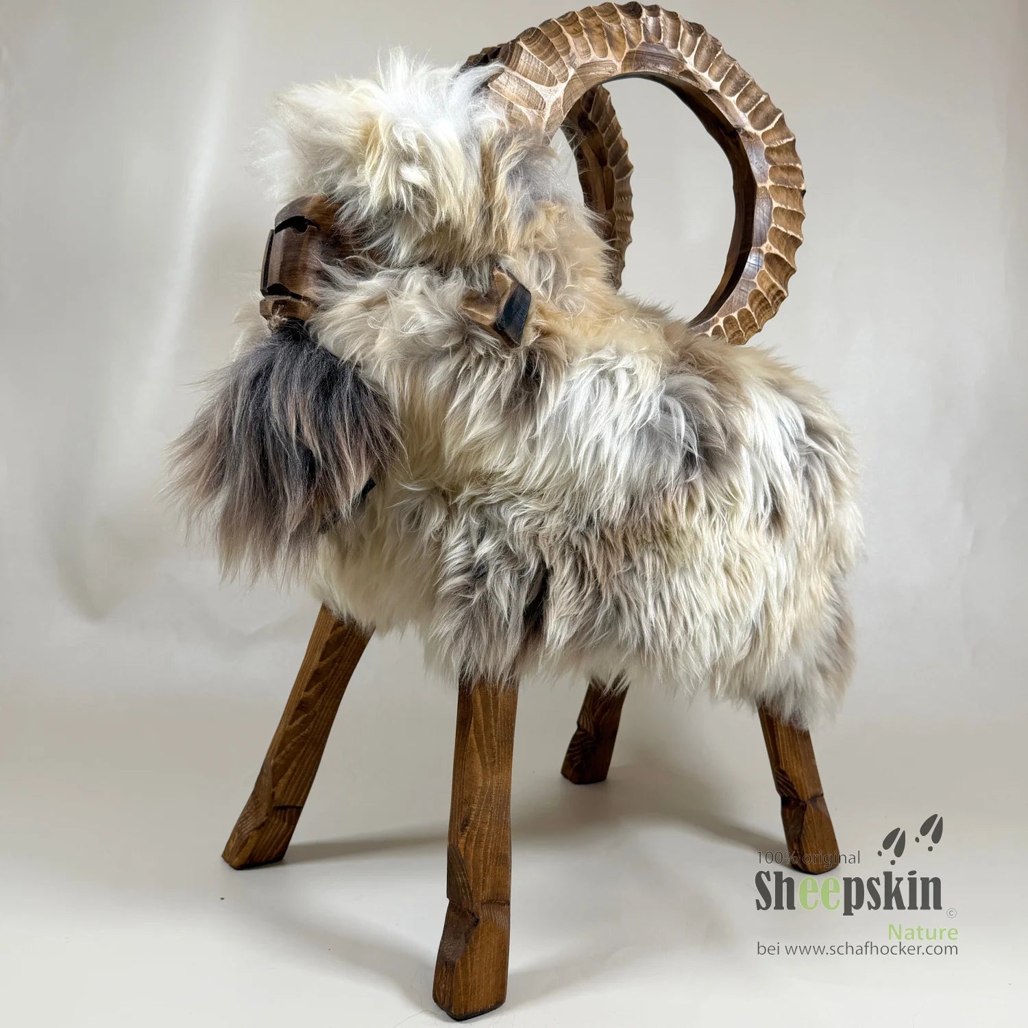 Alpen-Manufaktur Schaffellhocker Nelio Steinbock beige – Schafhocker Steinbock von Sheepskin Nature© jetzt kaufen
