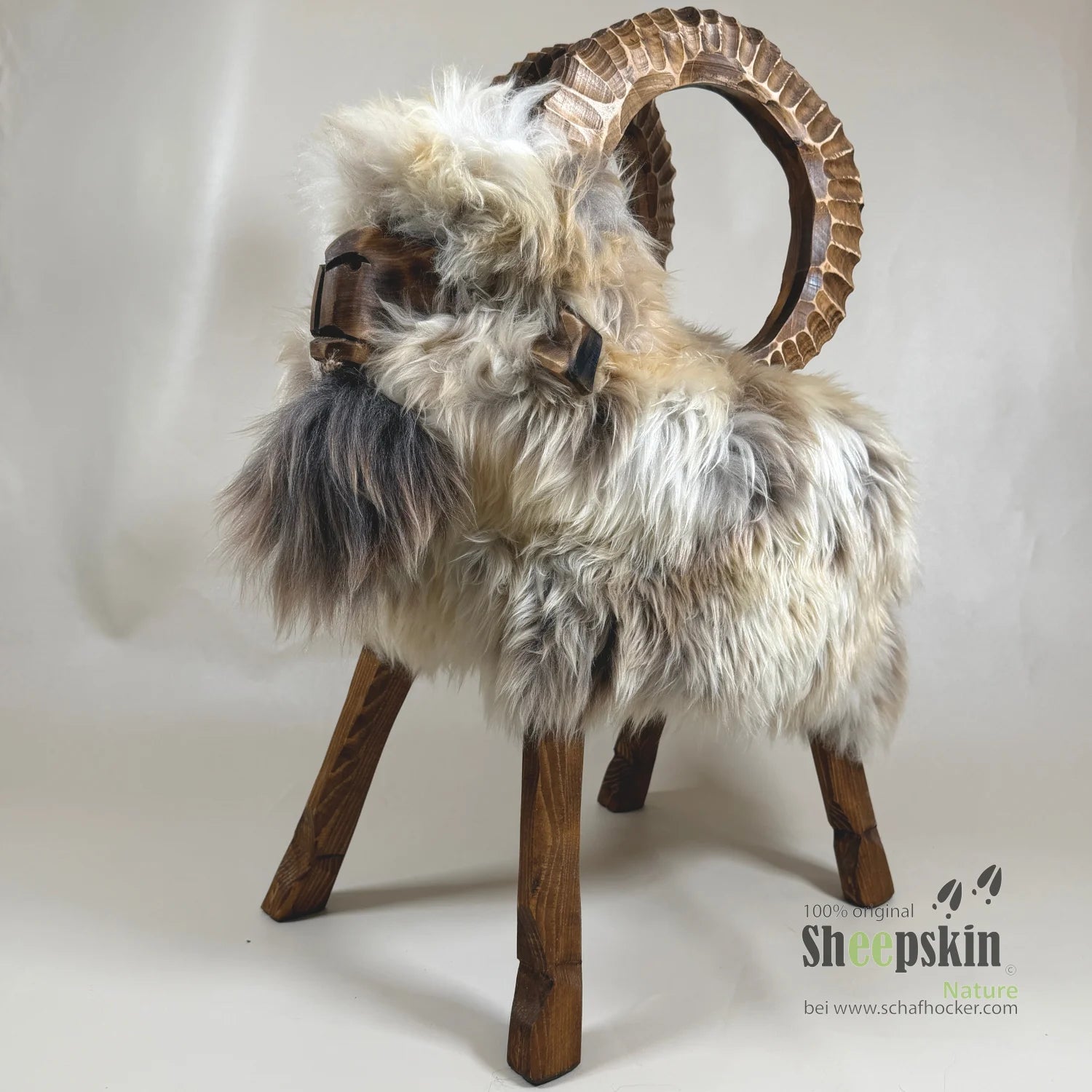 Alpen-Manufaktur Schaffellhocker Nelio Steinbock beige – Schafhocker Steinbock von Sheepskin Nature© Ansicht 2 – kaufen