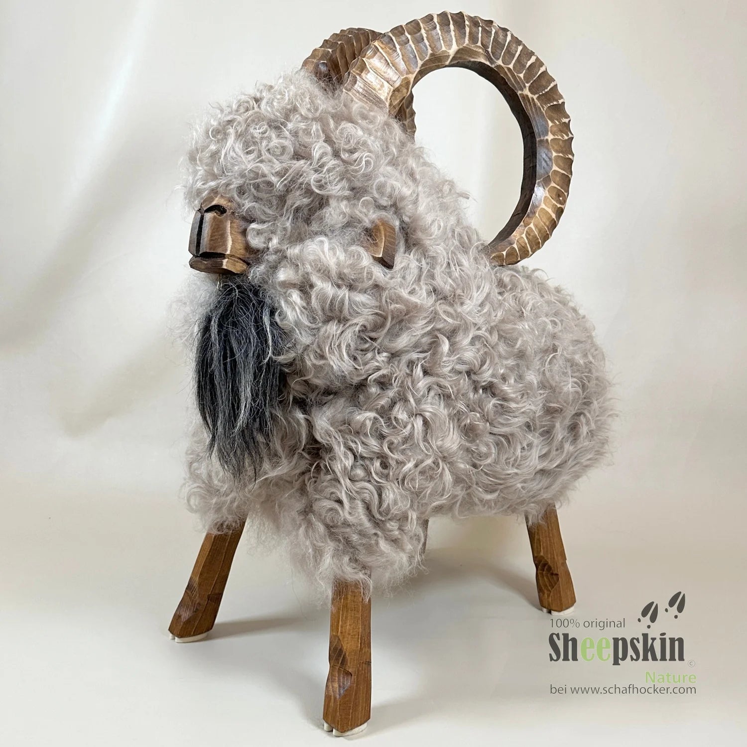Alpen-Manufaktur Schaffellhocker Rocky Pearl – handgefertigte Schaffell-Tierhocker – Schafhocker Steinbock von Sheepskin Natu