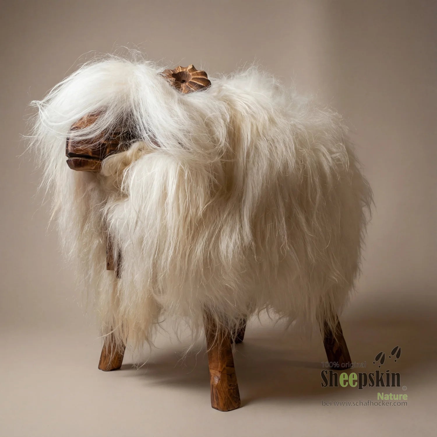 Schafhocker Sandro der elegante Bua weiß Designer Tierhocker Widder – Schafhocker Bua von Sheepskin Nature© jetzt kaufen
