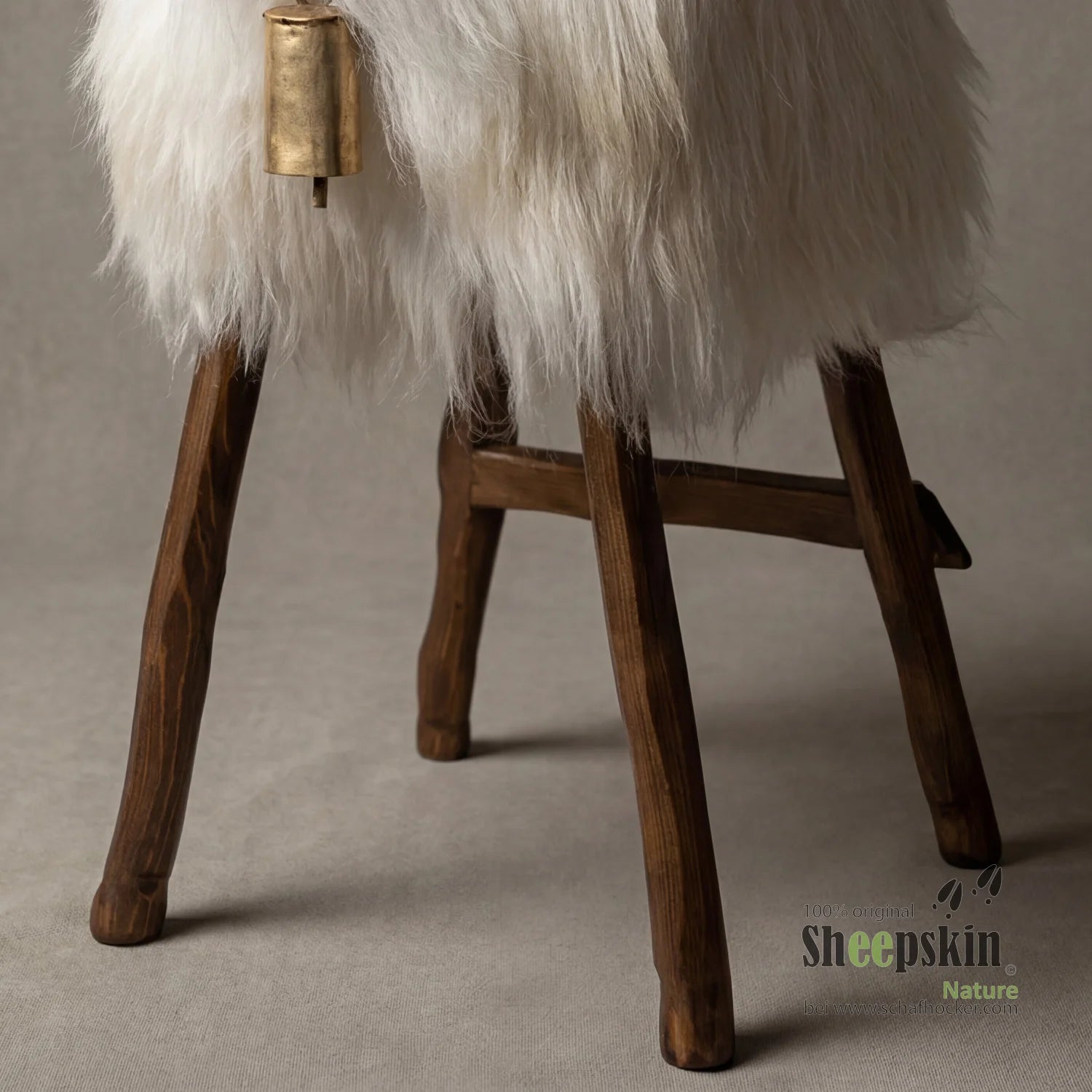 Alpen-Manufaktur Schaffellhocker Siegfried – handgefertigte Schaffell-Tierhocker – Barhocker Bully von Sheepskin Nature© Ansi