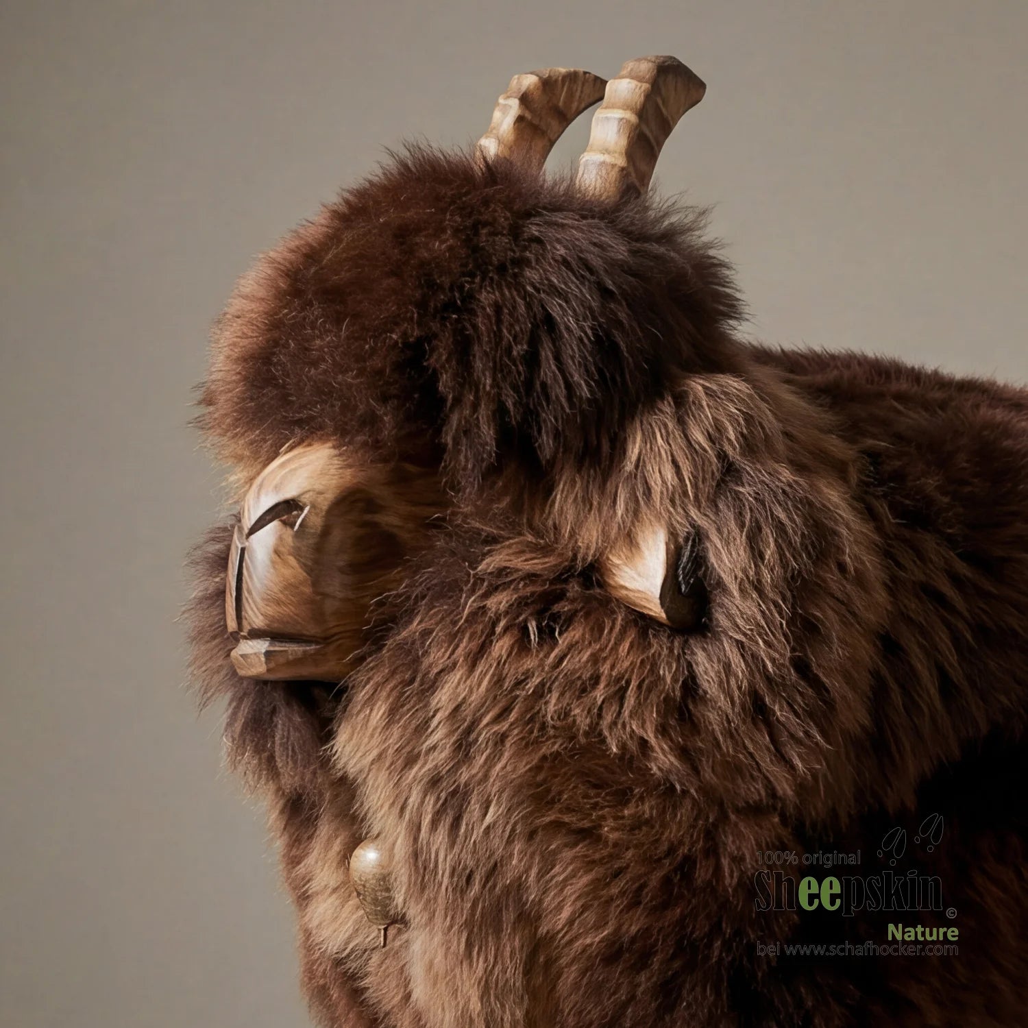 Alpen-Manufaktur Schaffellhocker Wilma – handgefertigte Schaffell-Tierhocker – Schafhocker Ziege von Sheepskin Nature© Ansich
