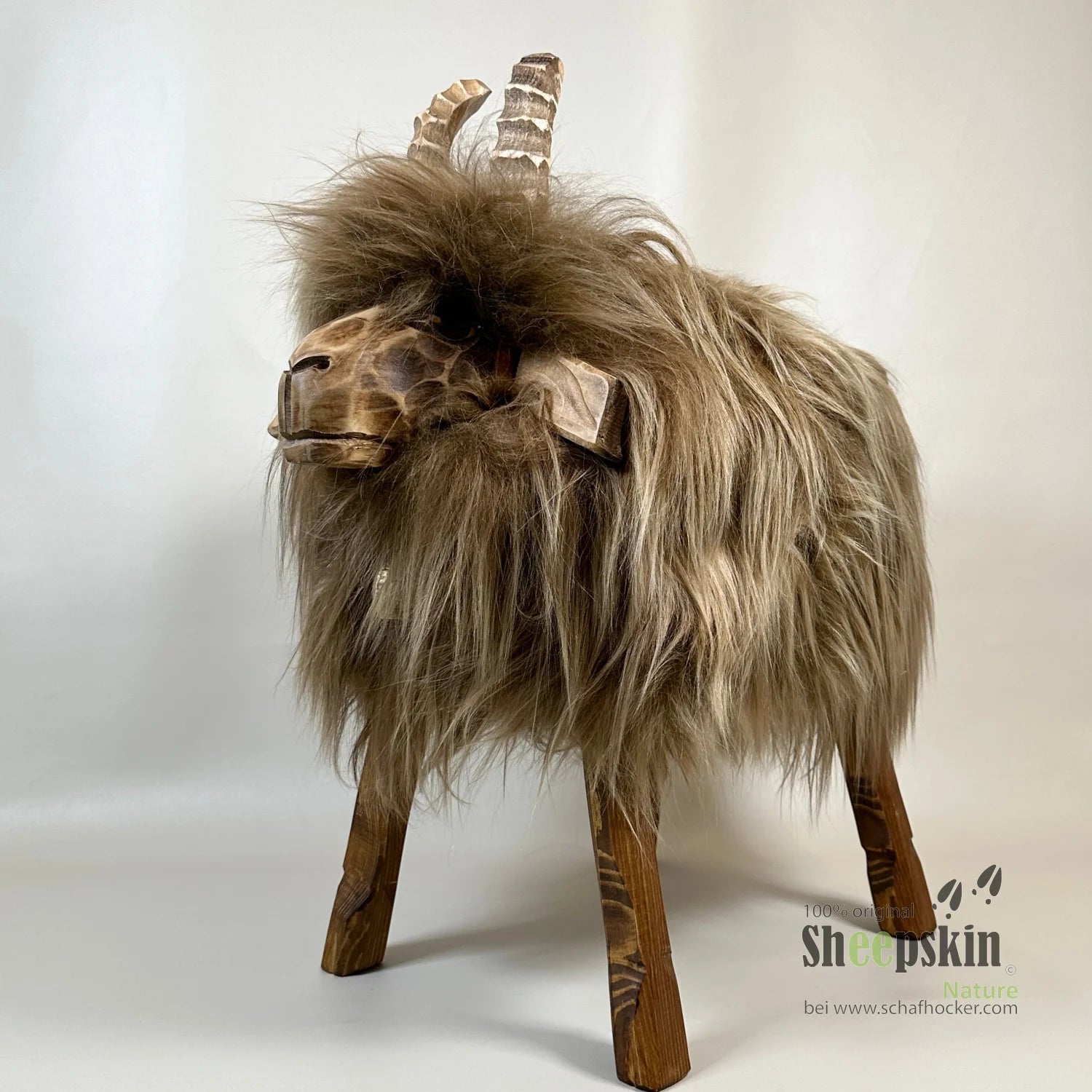 Design Schafhocker Foxi | handgefertigte Schaffell-Tierhocker | Alpen-Manufaktur – Schafhocker Ziege von Sheepskin Nature© je