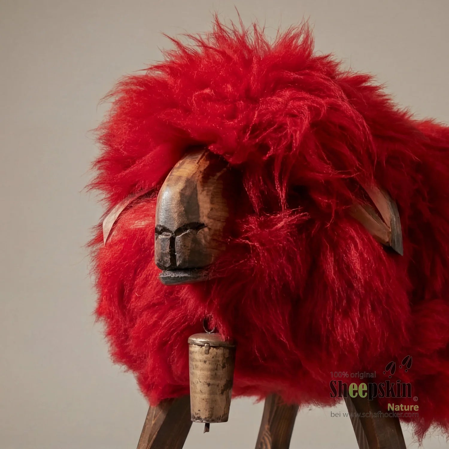 Designer Kinderhocker Flora: Handgefertigte Schaffell-Tierhocker aus der Alpen-Manufaktur – Kinderhocker Madl von Sheepskin N