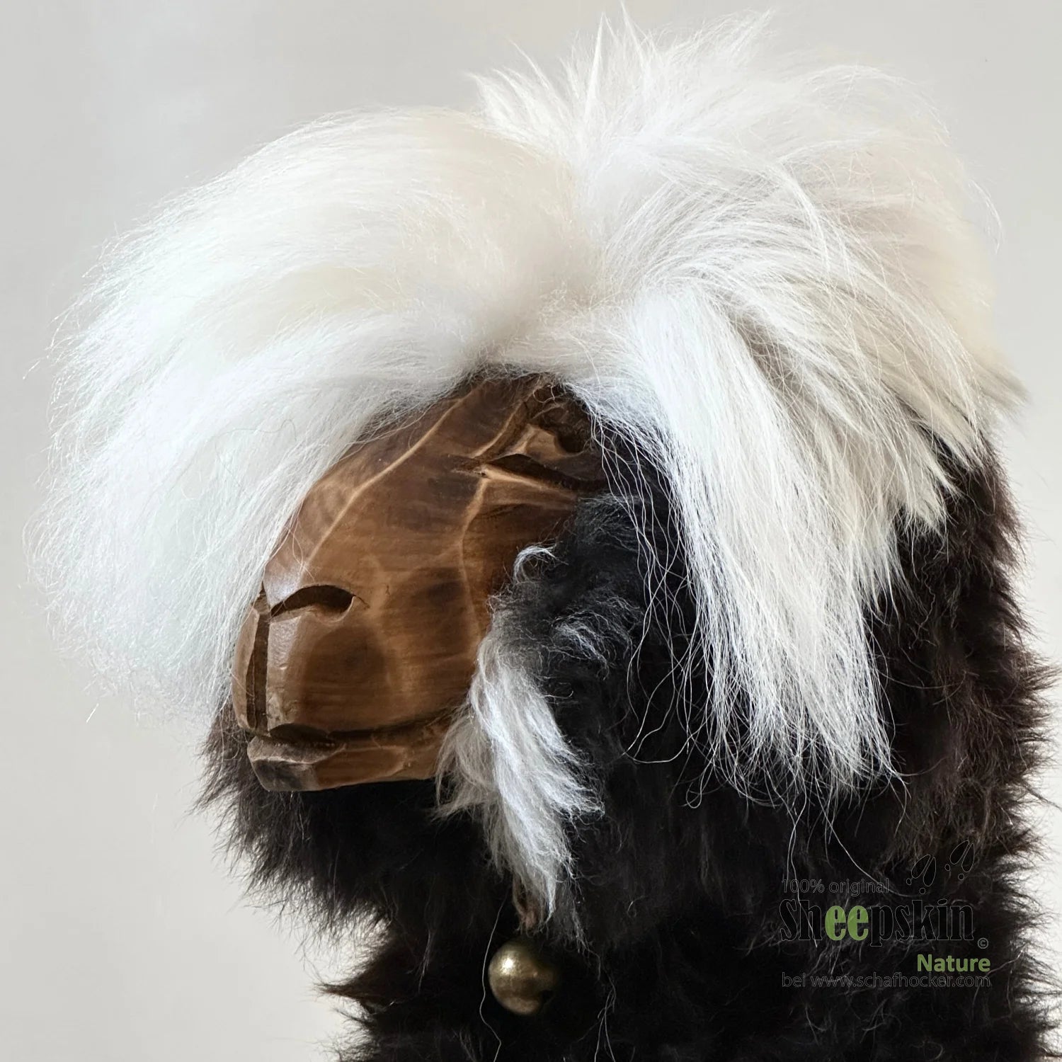 Portrait Foto Designer Schafhocker limited Alpaka »Paco« Hocker Tierhocker Tiermöbel Design Fellhocker