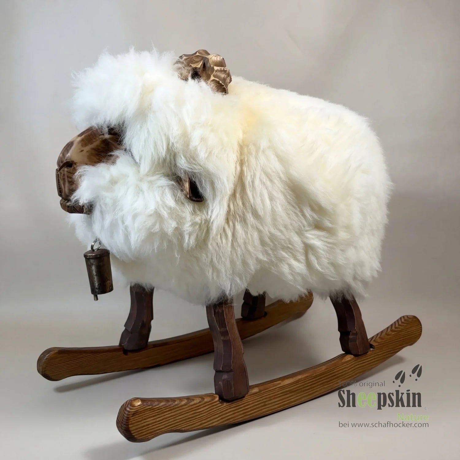 Ernie Schaukelschaf: handgefertigte Schaffell-Tierhocker aus der Alpen-Manufaktur â Schaukelschaf von Sheepskin Nature© jetzt