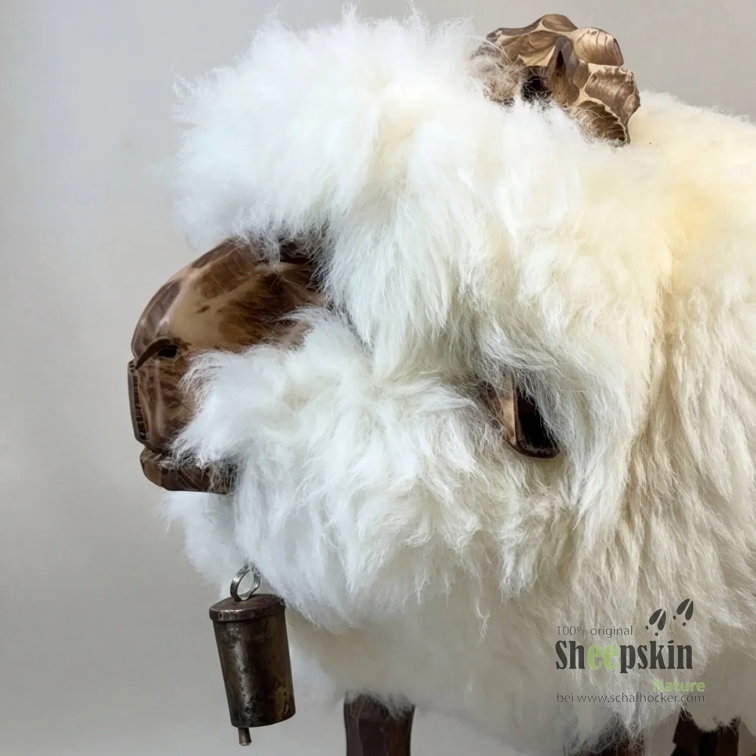 Ernie Schaukelschaf: handgefertigte Schaffell-Tierhocker aus der Alpen-Manufaktur â Schaukelschaf von Sheepskin Nature© Ansic