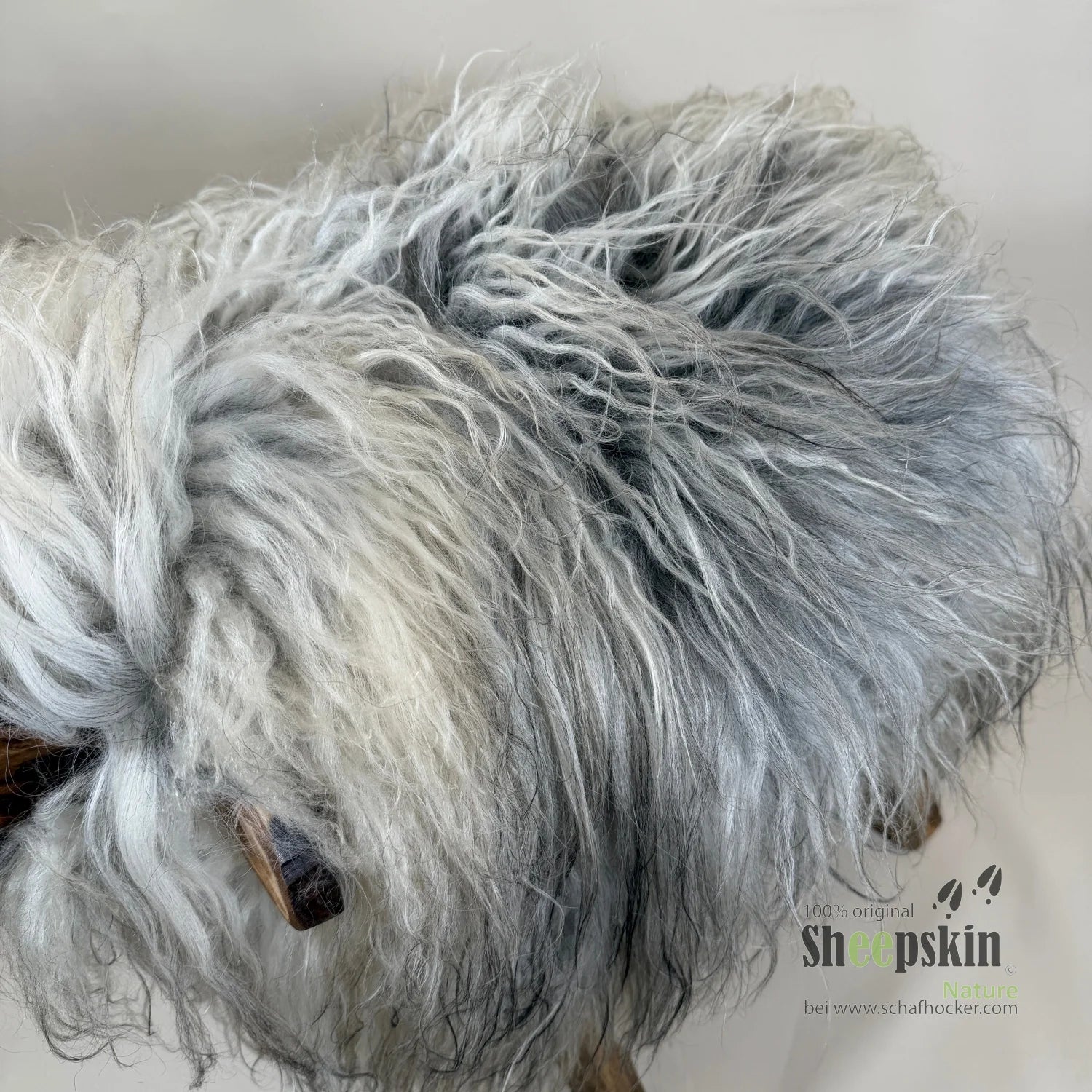 Handgefertigte Schaffell-Tierhocker: Hermine Alpen-Manufaktur – Schafhocker Madl von Sheepskin Nature© Ansicht 3 – kaufen