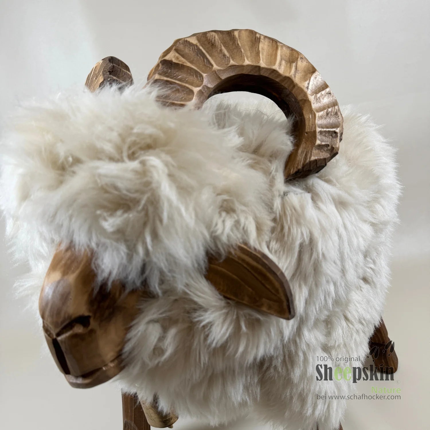 Schafhocker Luxo, Modell Mufflon, mit deutschem Schaffell in Limited – Produktansicht 2