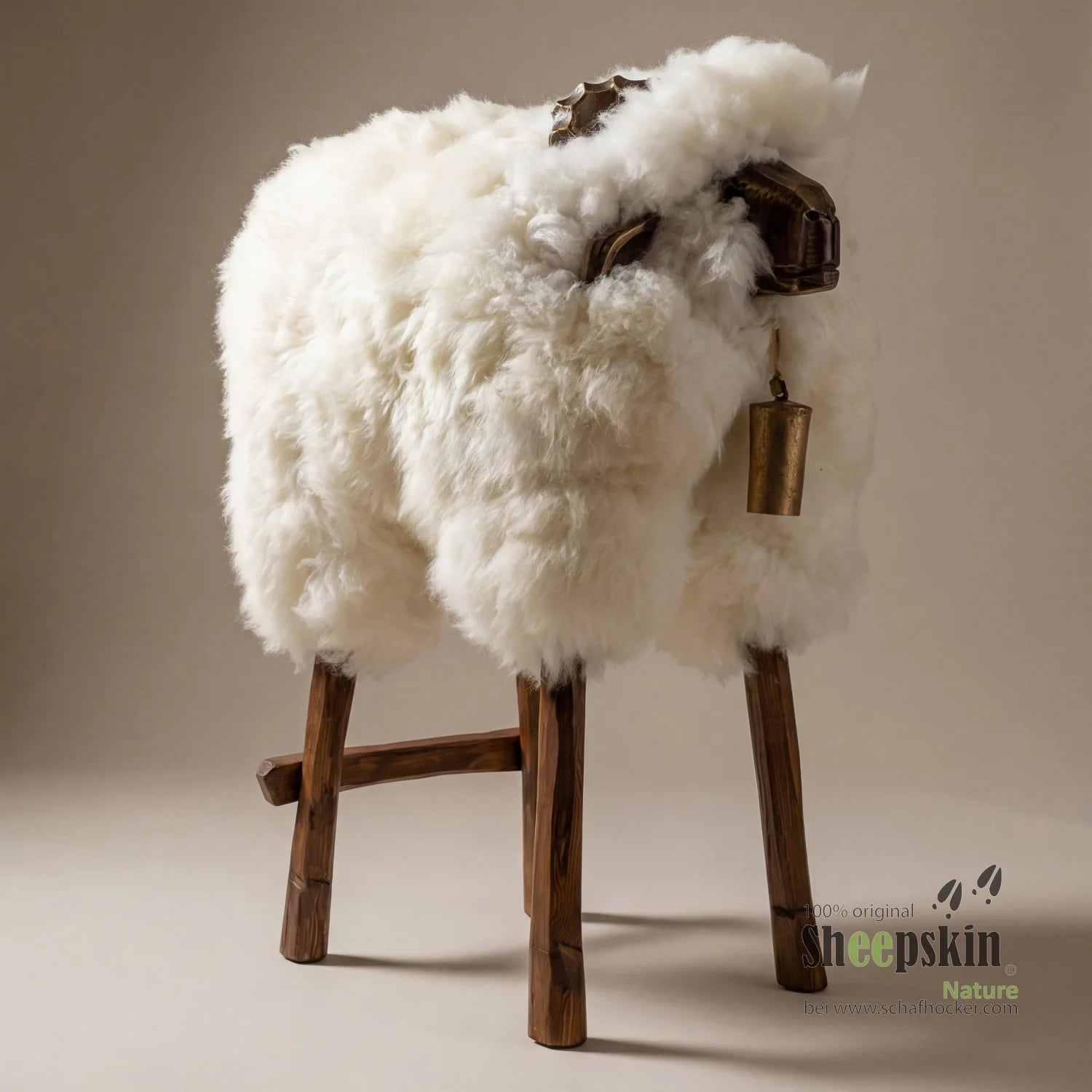 handgefertigte Schaffell-Tierhocker Sepp: Alpen-Manufaktur Schaffellhocker – Barhocker Bua von Sheepskin Nature© jetzt kaufen