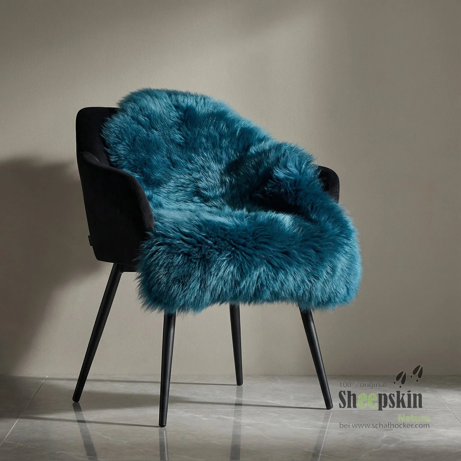 Handgefertigte Schaffell-Tierhocker: Sitzauflage petrol (Alpen-Manufaktur) – Fell von Sheepskin Nature© Ansicht 2 – kaufen