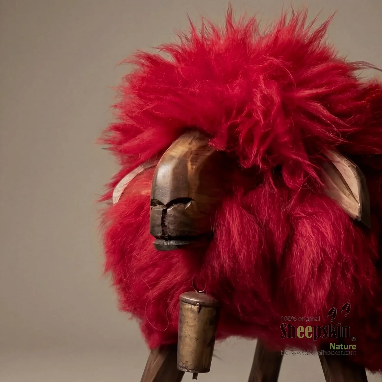 Jerry der Bua rot | Handgefertigte Schaffell-Tierhocker | Alpen-Manufaktur – Kinderhocker Bua von Sheepskin Nature© Ansicht 2