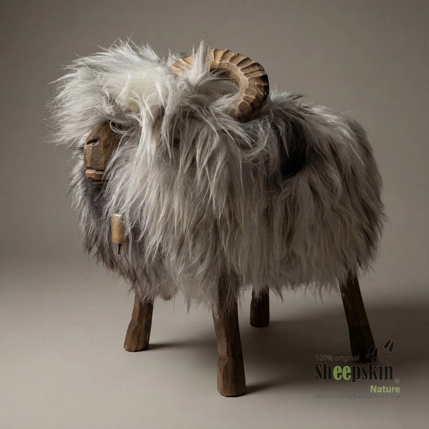 Mufflon Richie: Einzigartige handgefertigte Schaffell-Tierhocker aus der Alpen-Manufaktur – Schafhocker Mufflon von Sheepskin