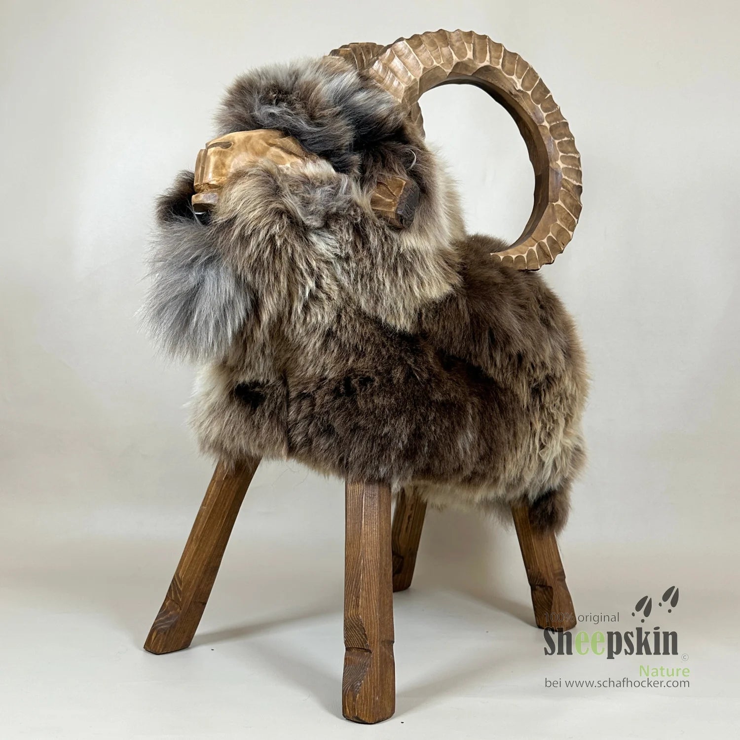Sheepskin Schafhocker Premium Design Bruno der Steinbock braun limited