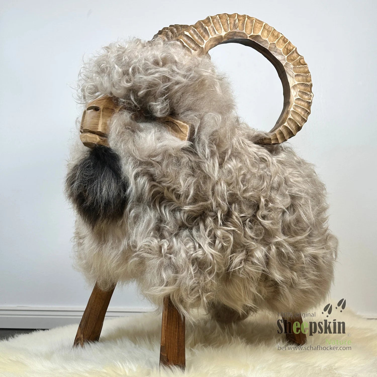 Schafhocker Einzelstück Angelo der seidige Steinbock auf Schaffell