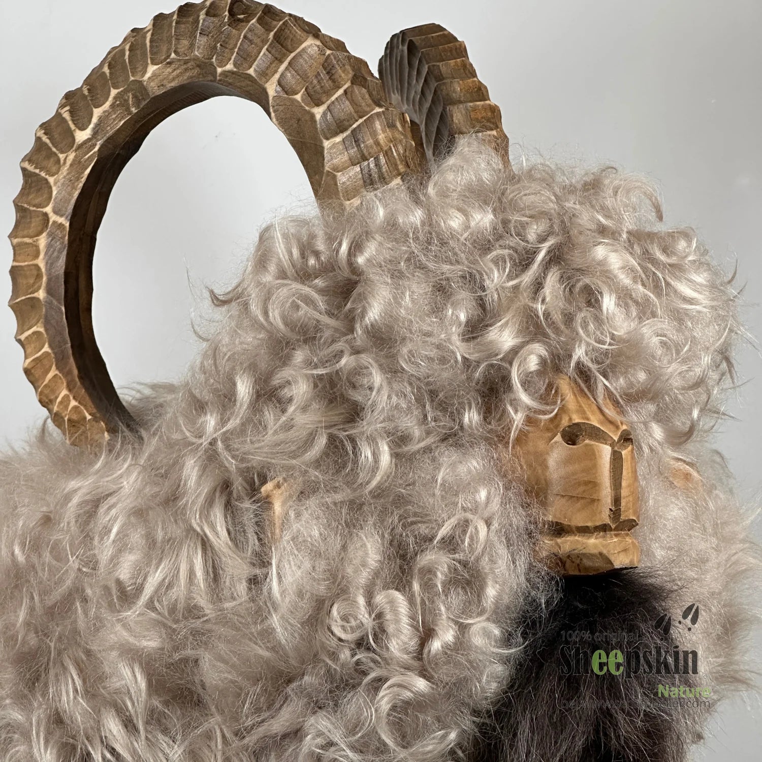 Sheepskin Schafhocker Angelo der seidige Steinbock mit große Hörner