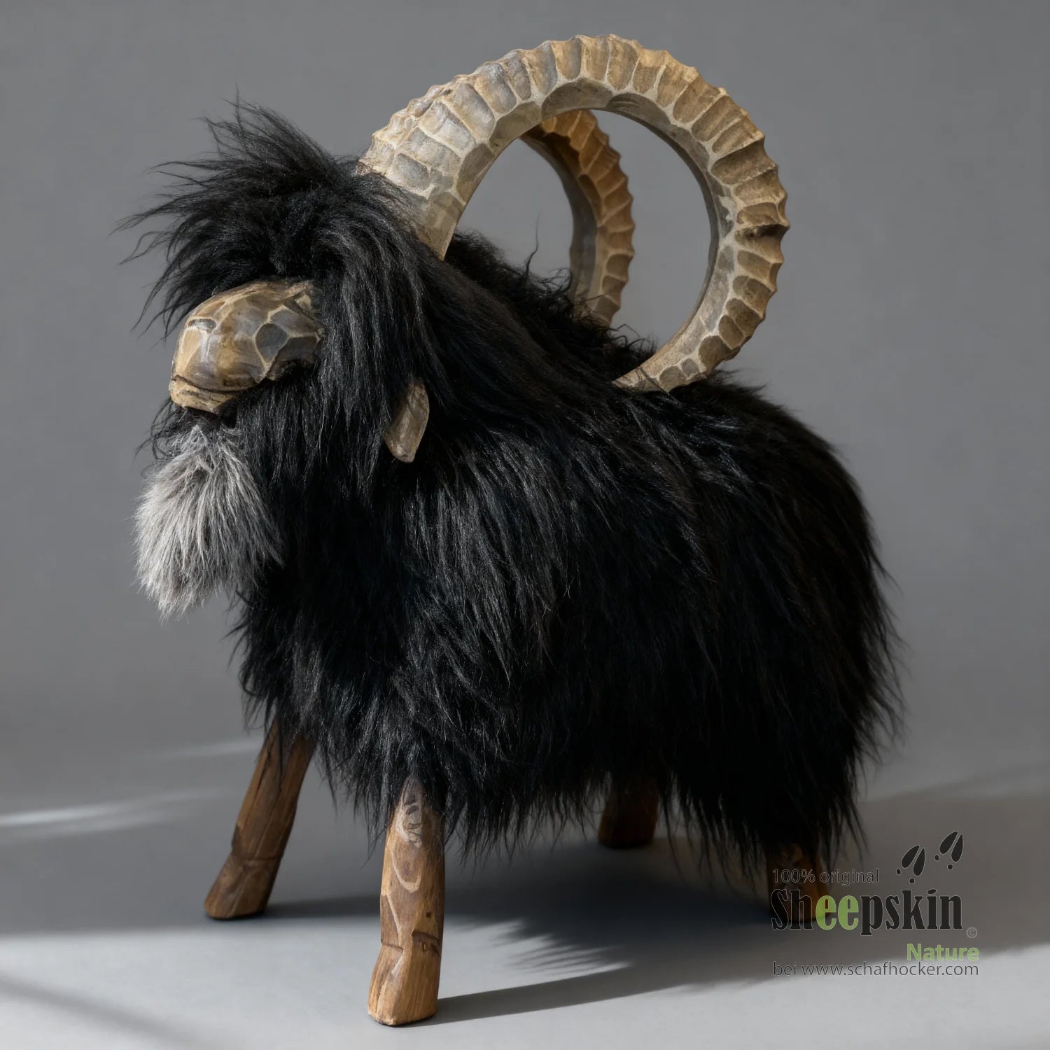 Premium Sheepskin Design Schafhocker Willi Steinbock schwarz grau
