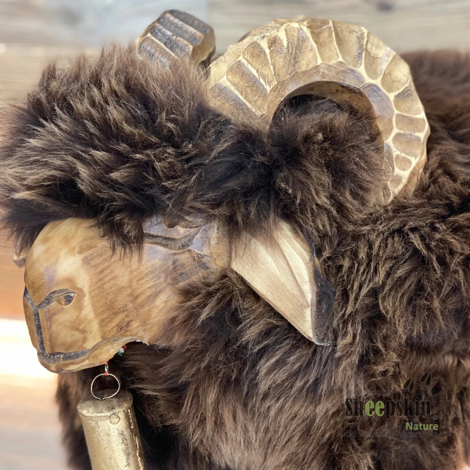 Premium Design Tierhocker Schafhocker Hansi das Mufflon braun – Schafhocker Mufflon von Sheepskin Nature© Ansicht 2 – kaufen