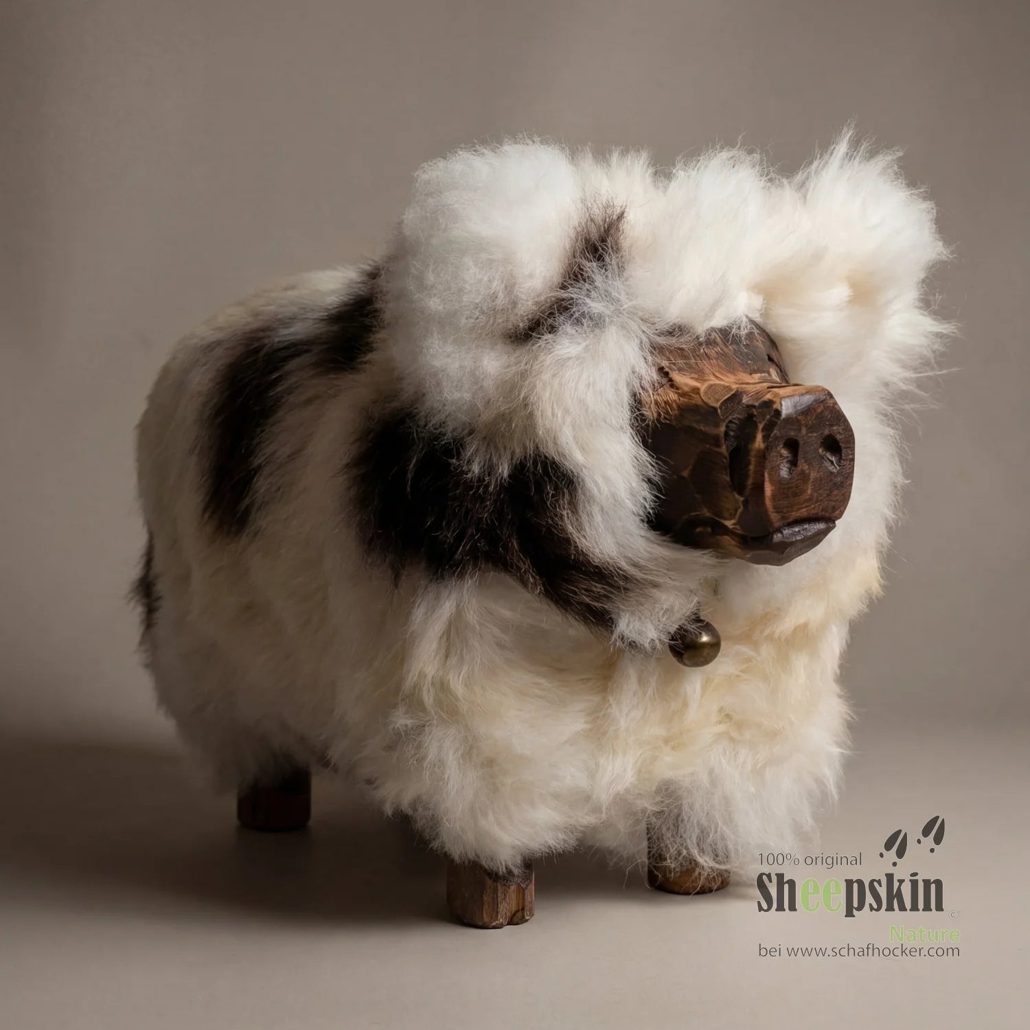 Premium handgefertigte Schaffell-Tierhocker Grunzi - Alpen-Manufaktur Schaffellhocker – Kinderhocker Schweindl von Sheepskin