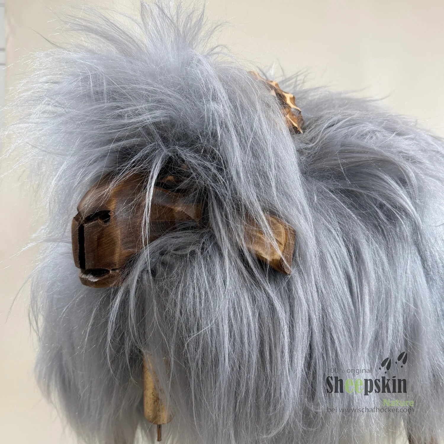 Premium Schafhocker Hubi der zornige Bua silbergrau Designer Tierhocker Widder – Schafhocker Bua von Sheepskin Nature© Ansich