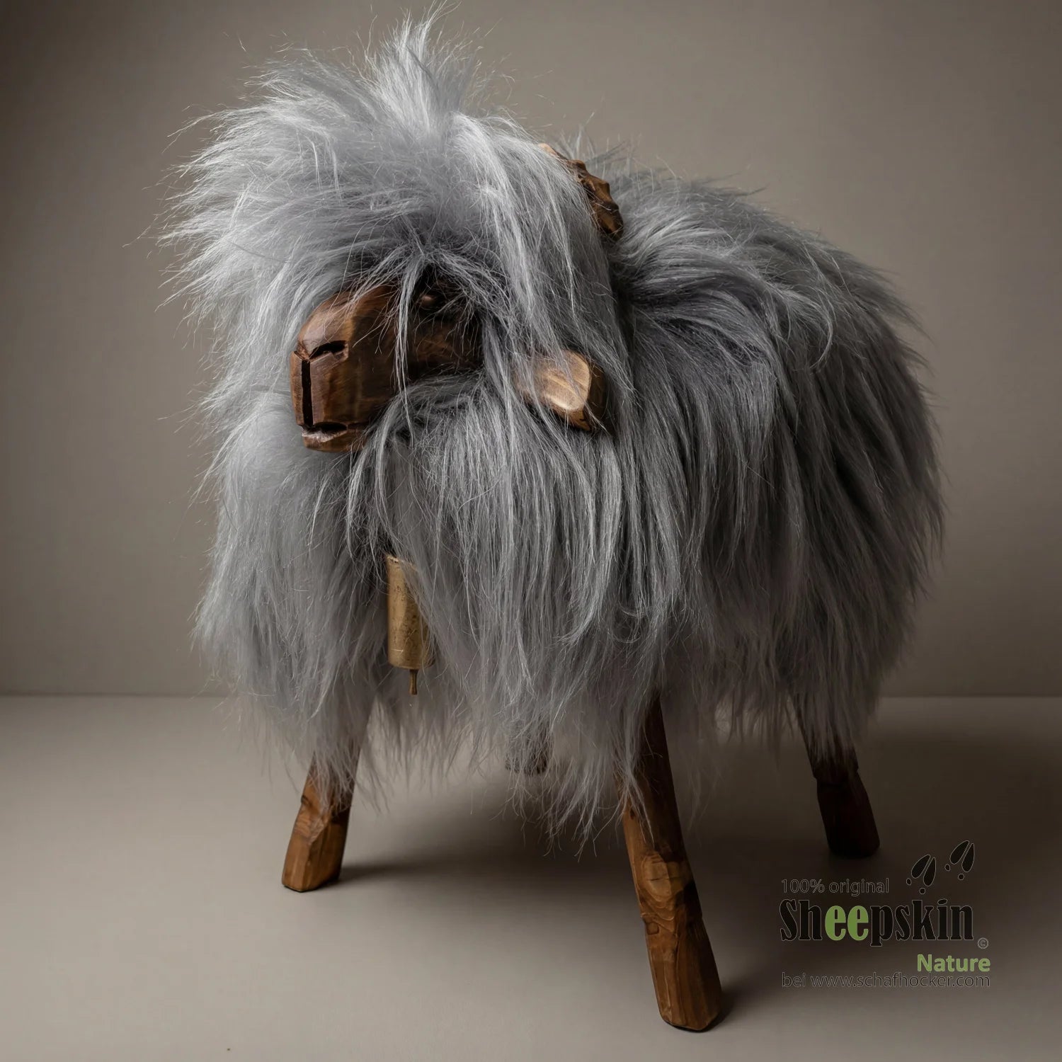 Premium Schafhocker Hubi der zornige Bua silbergrau Designer Tierhocker Widder – Schafhocker Bua von Sheepskin Nature© jetzt