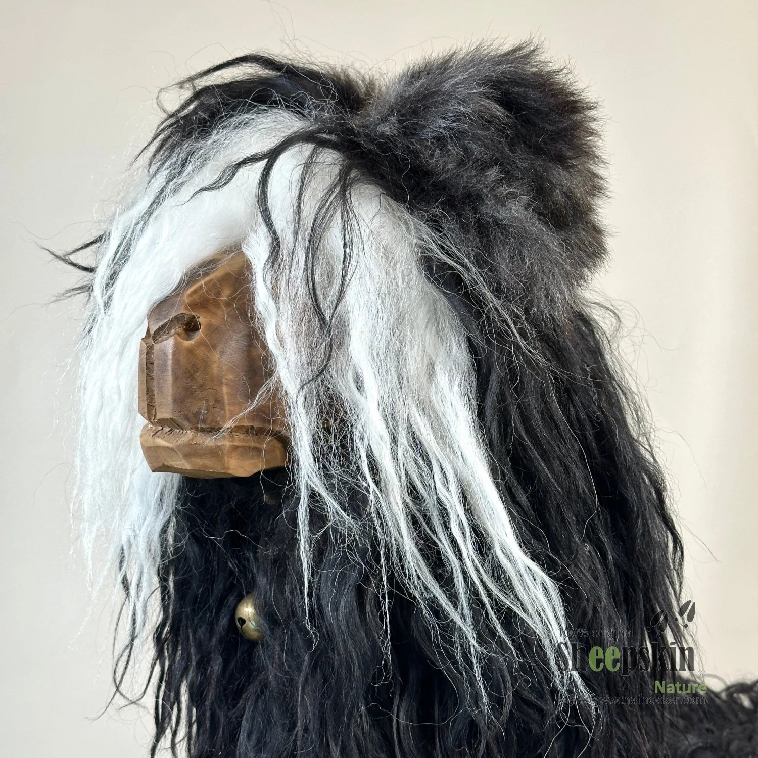 Detailbild Schafhocker Alpaka Ötzi »Balu« Designer Hocker Tierhocker schwarz Tiermöbel