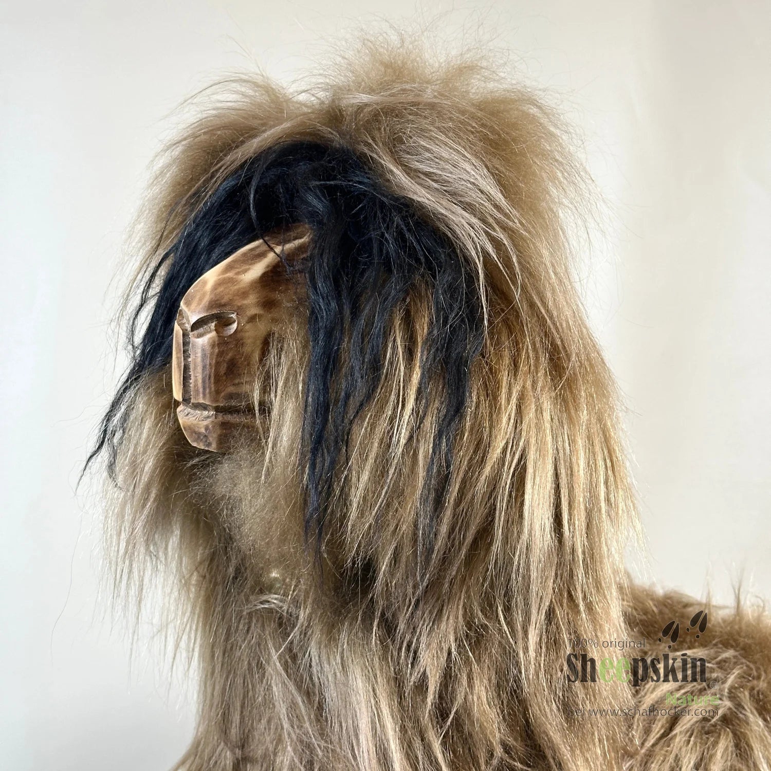 Detailfoto Schafhocker Alpaka Ötzi »Lou« Designer Hocker Tierhocker fox braun Tiermöbel