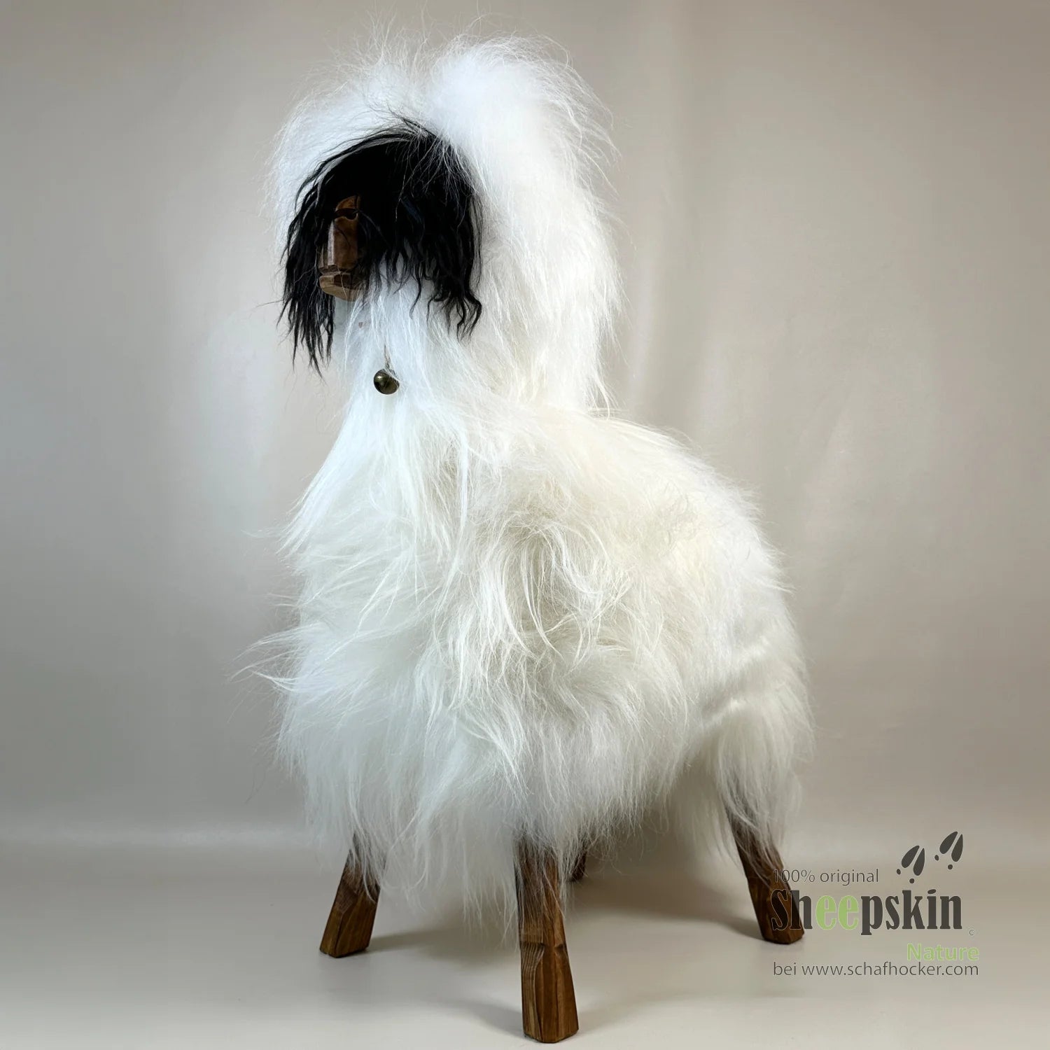 Portrait Schafhocker Alpaka Ötzi »Stella« Designer Tierhocker weiß Tiermöbel Design Schaffell Hocker