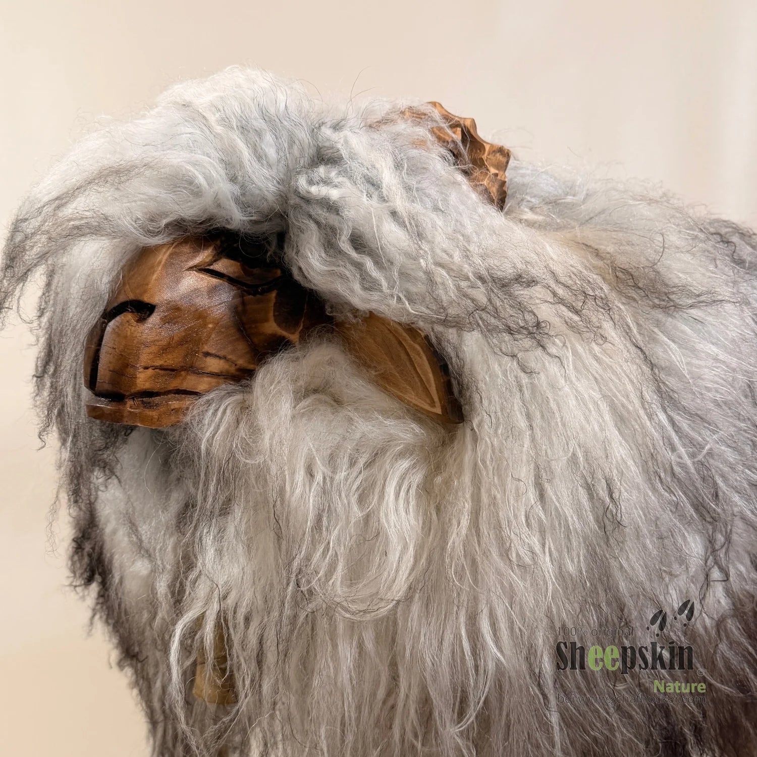 Schafhocker Bua »Pipo« aus echtem Tibet Locki Schaffell – limited
