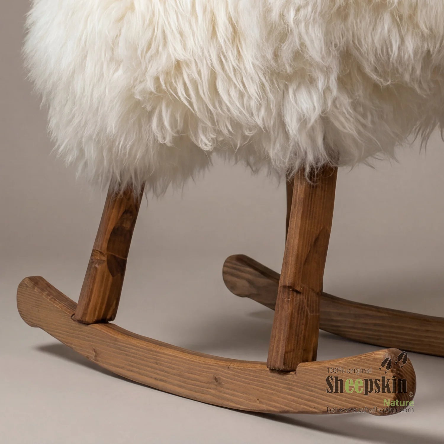 Schafhocker Erich: handgefertigte Schaffell-Tierhocker aus unserer Alpen-Manufaktur â Schaukelschaf von Sheepskin Nature© Ans
