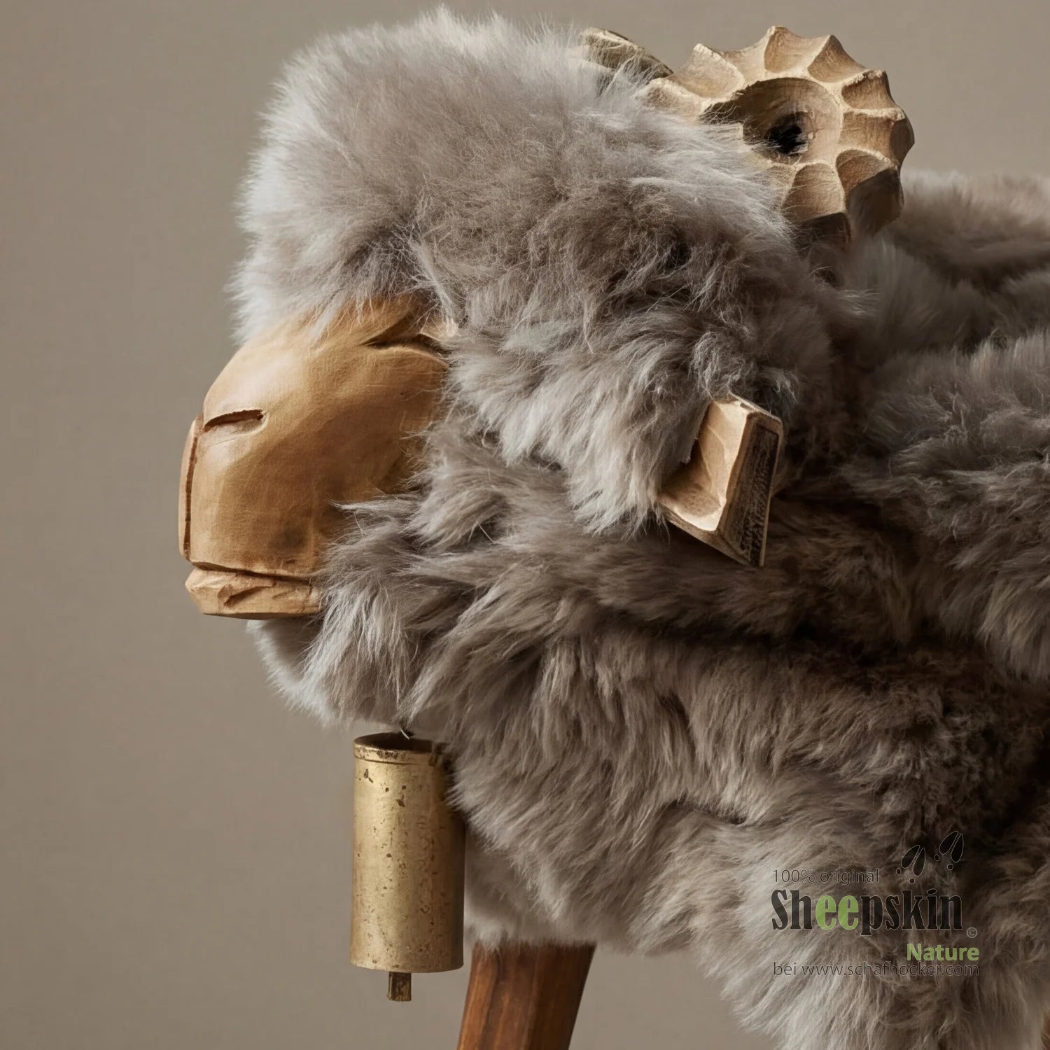 Schafhocker Finn der klassische Bua sandy Designer Tierhocker Widder – Schafhocker Bua von Sheepskin Nature© Ansicht 2 – kauf
