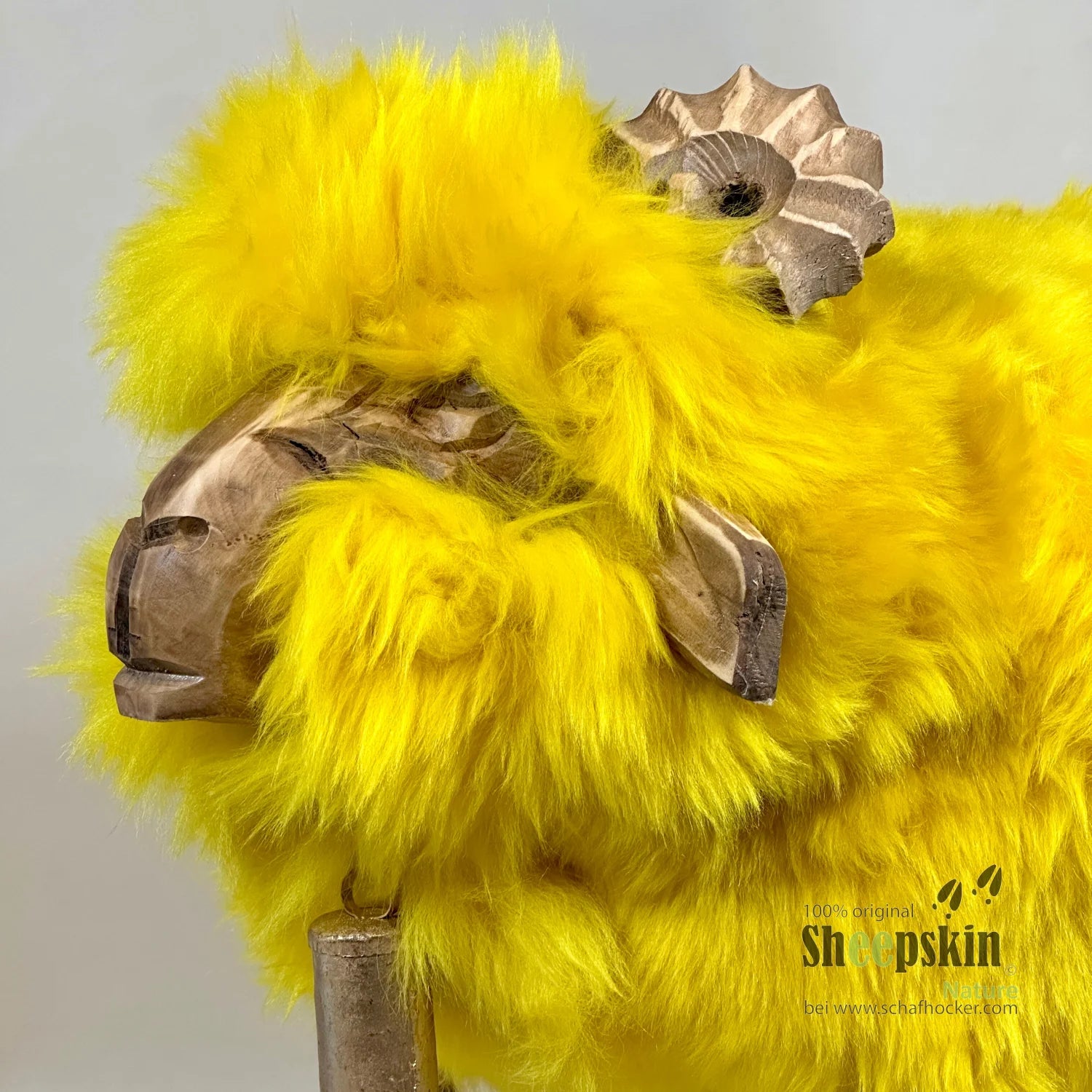 Schafhocker Sunny der frƶhliche Bua gelb Hocker Designer