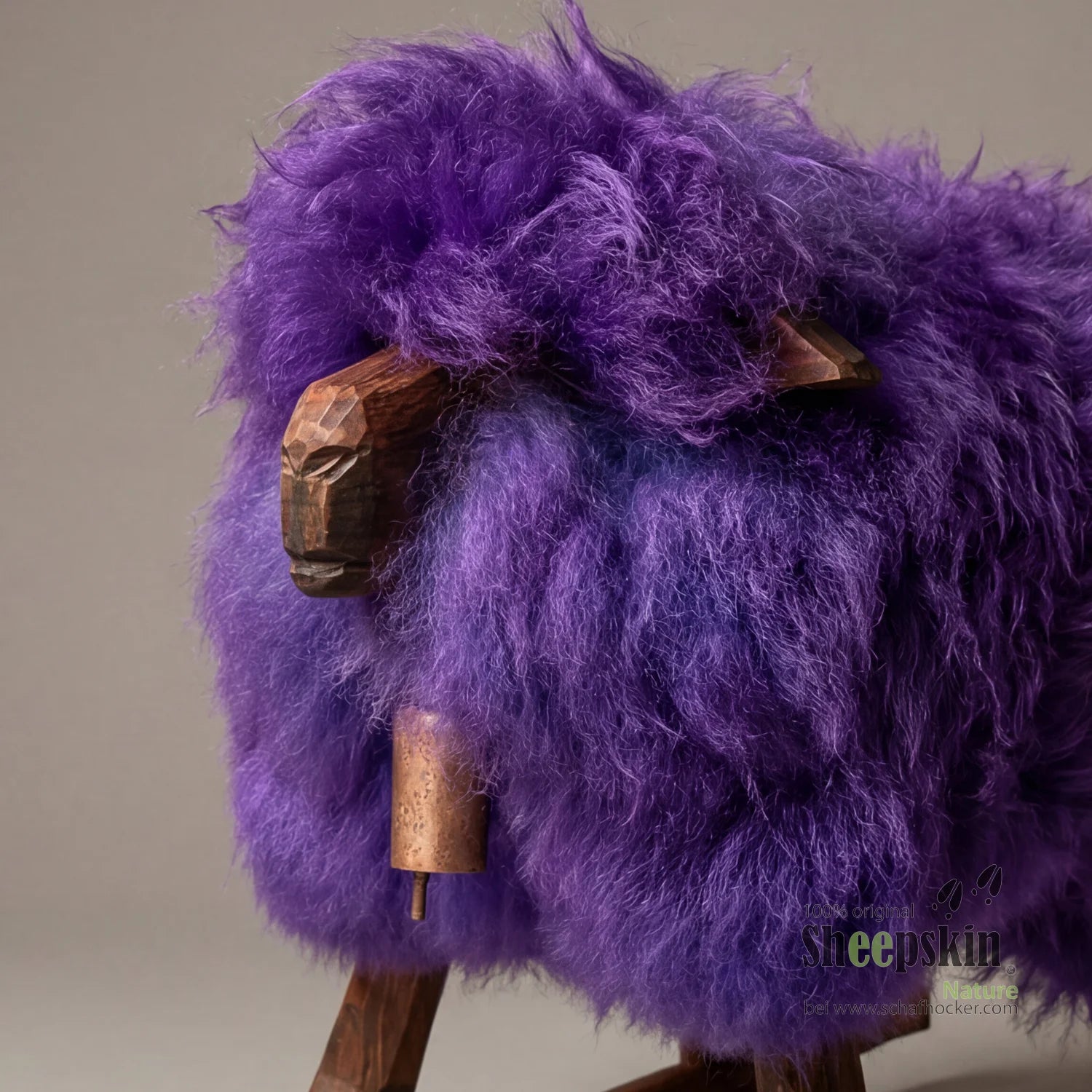 Schafhocker Matilda lila â handgefertigte Schaffell-Tierhocker aus der Alpen-Manufaktur â Schaukelschaf von Sheepskin Nature©