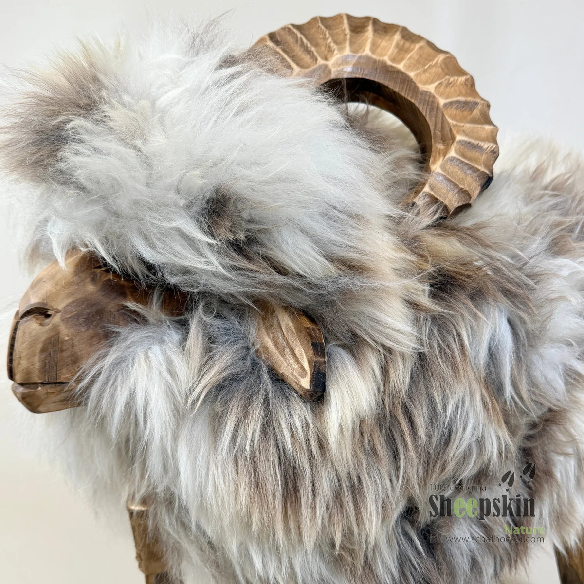 Schafhocker Mufflon »Kili« aus echtem deutschem Schaffell – Beige – Limitiert