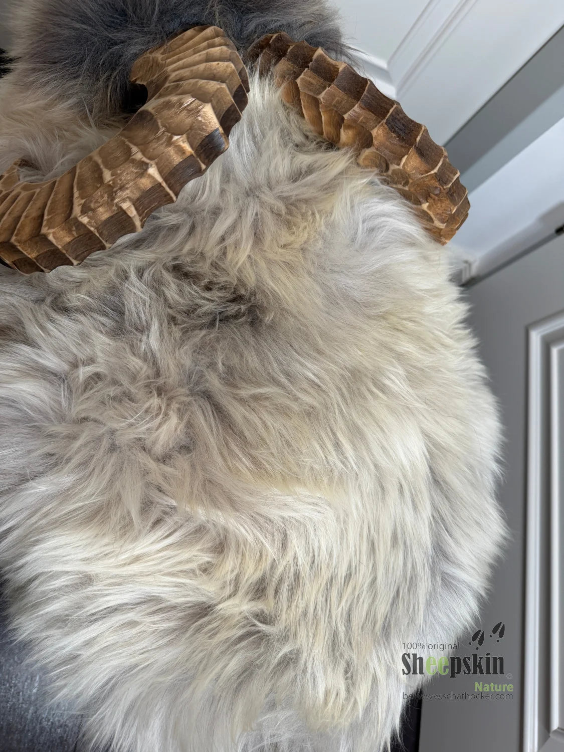 Cuscino a forma di pecora Mufflon »Richie der Zweite« in vera pelle di pecora tedesca – Beige-grigio
