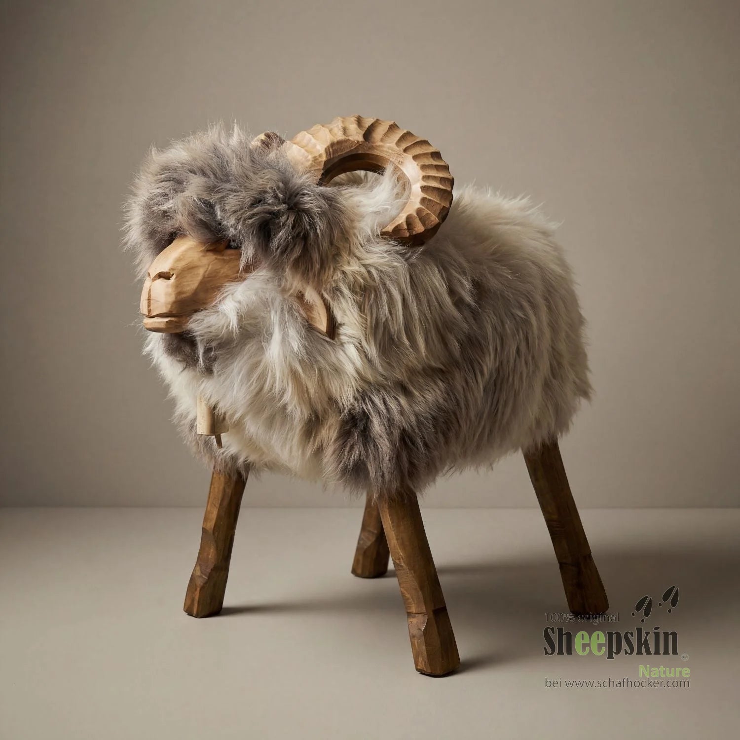 Cuscino a forma di pecora Mufflon »Richie der Zweite« in vera pelle di pecora tedesca – Beige-grigio