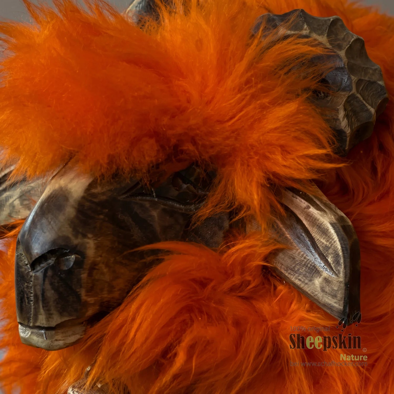 Schafhocker Theo, Modell Bua, mit deutschem Schaffell in Orange – Produktansicht 2