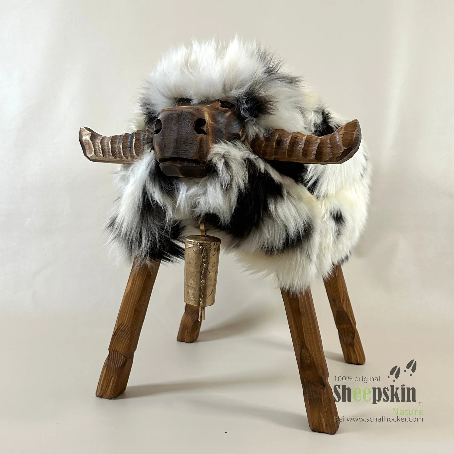 Stier Kuhlio: Handgefertigte Schaffell-Tierhocker aus der Alpen-Manufaktur – Schafhocker Bully von Sheepskin Nature© Ansicht