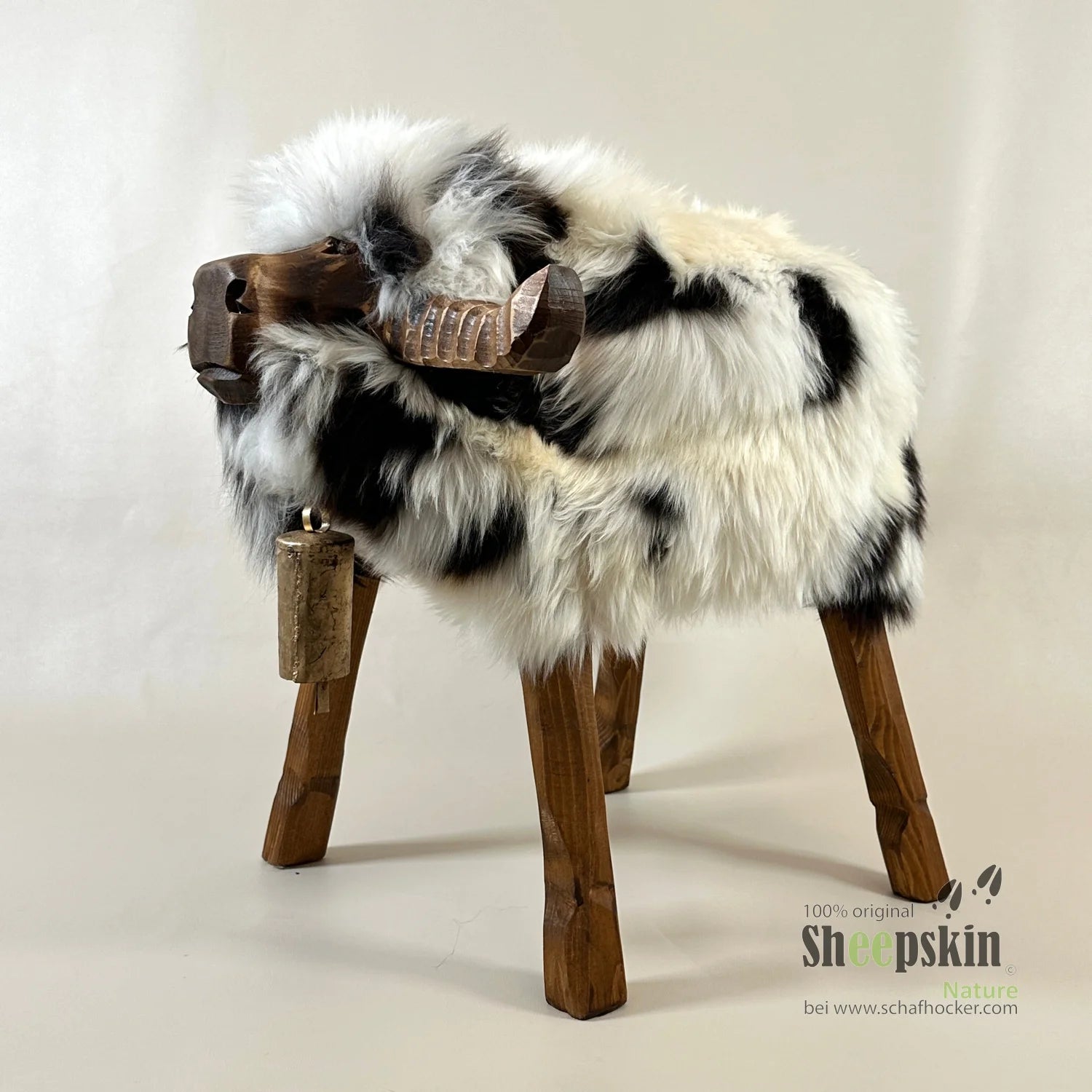 Stier Kuhlio: Handgefertigte Schaffell-Tierhocker aus der Alpen-Manufaktur – Schafhocker Bully von Sheepskin Nature© Ansicht