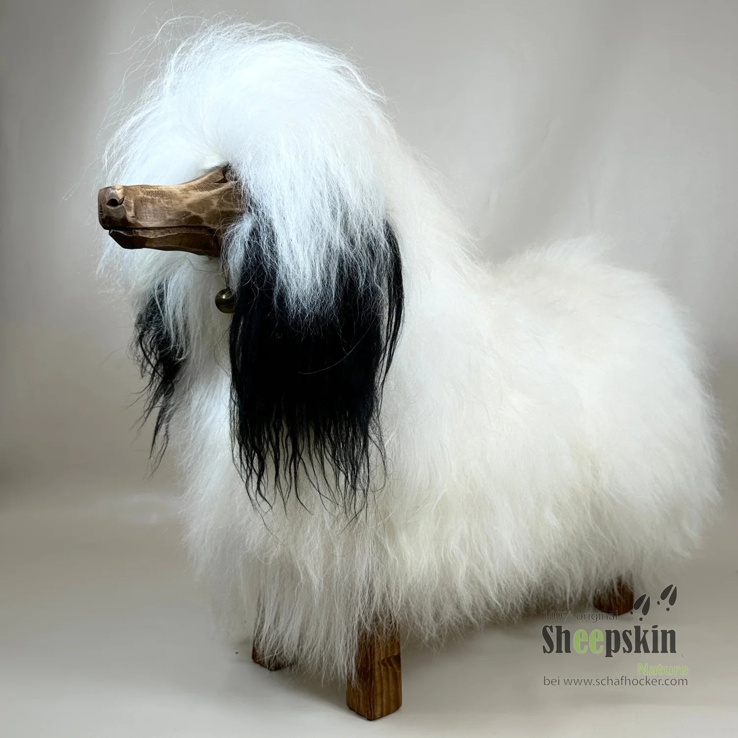 Portrait Tierhocker Hund »Bello« Islandfell weiß Hocker Fellbank Tiermöbel Design Colli