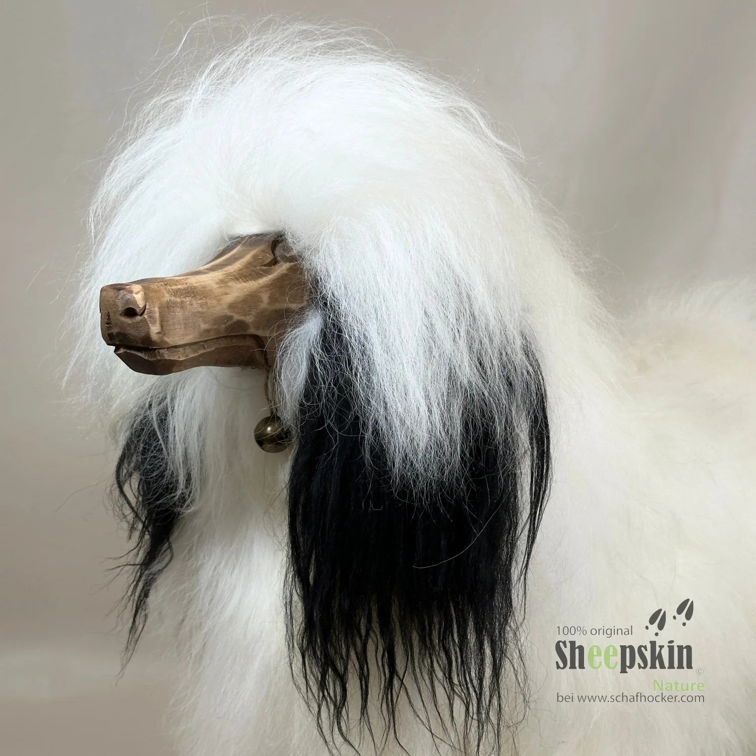Nahaufnahme Tierhocker Hund »Bello« Islandfell weiß Hocker Fellbank Tiermöbel Design