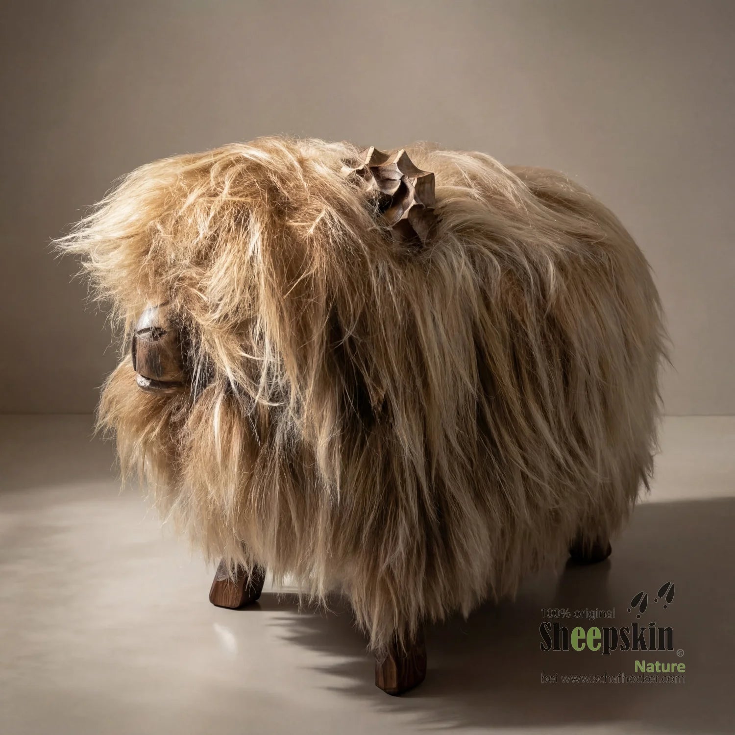 Toffee Bua fox | Handgefertigte Schaffell-Tierhocker | Alpen-Manufaktur Schaffellhocker – Kinderhocker Bua von Sheepskin Natu